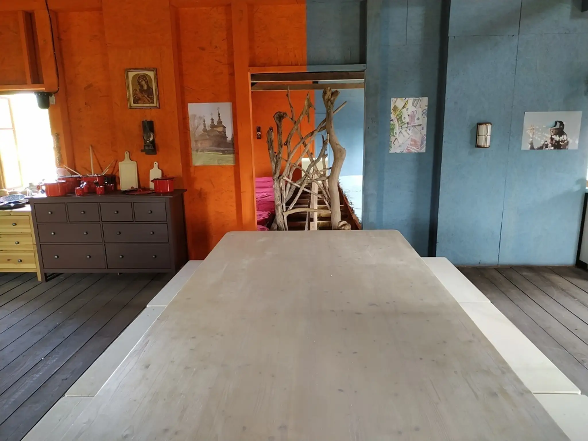 Kuchyni dominuje obrovský stôl a kreslo pre farmára týždňa