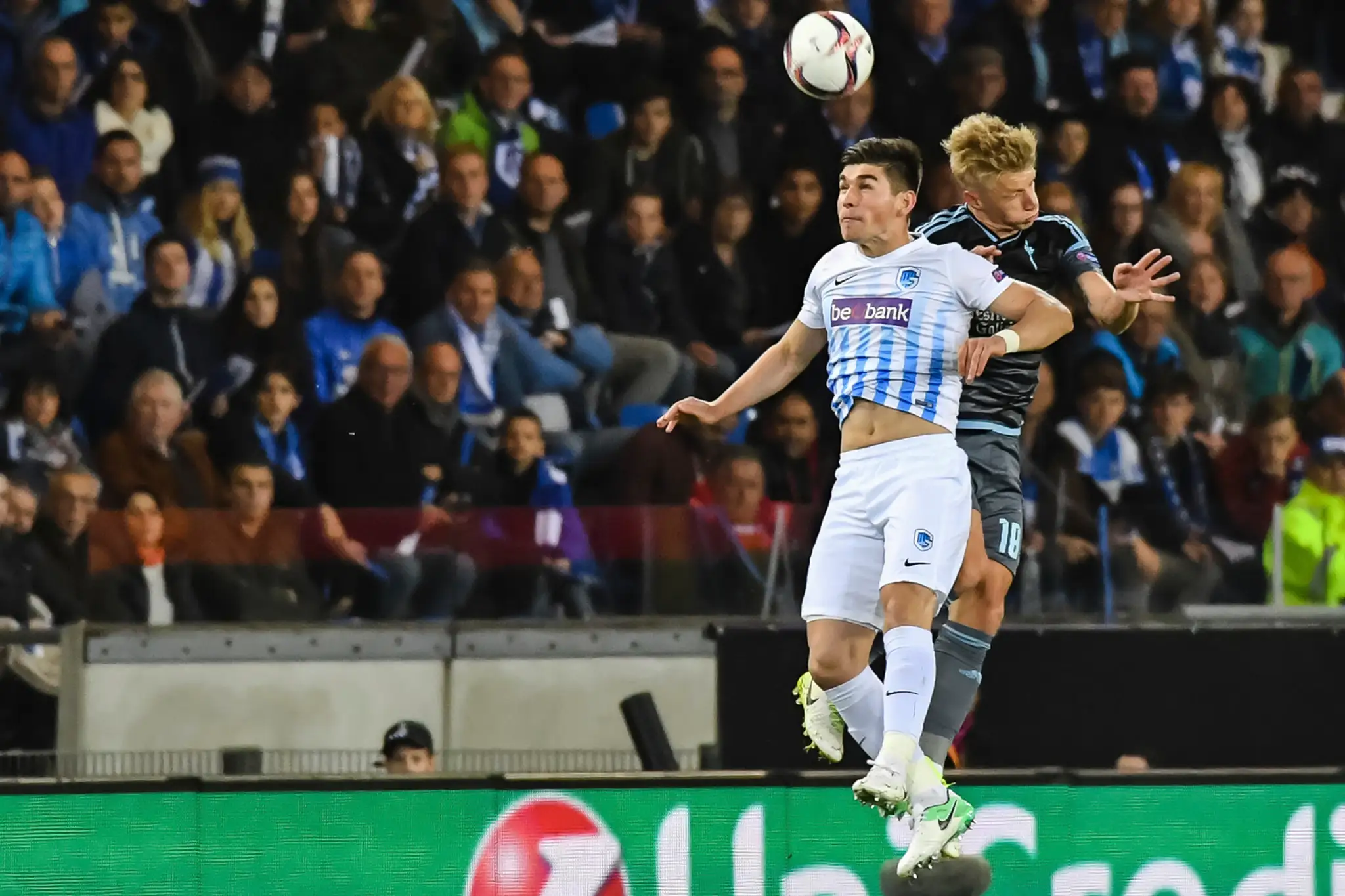 Ruslan Malinovskij (vľavo) z Genku hlavičku s Danielom Wassom zo Celty Vigo v odvete štvrťfinále EL.