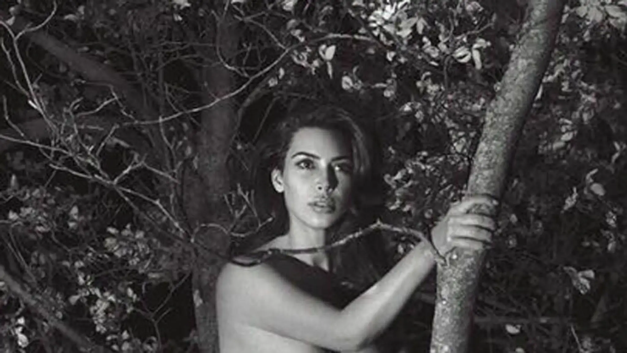 Nahá Kim Kardashian na strome