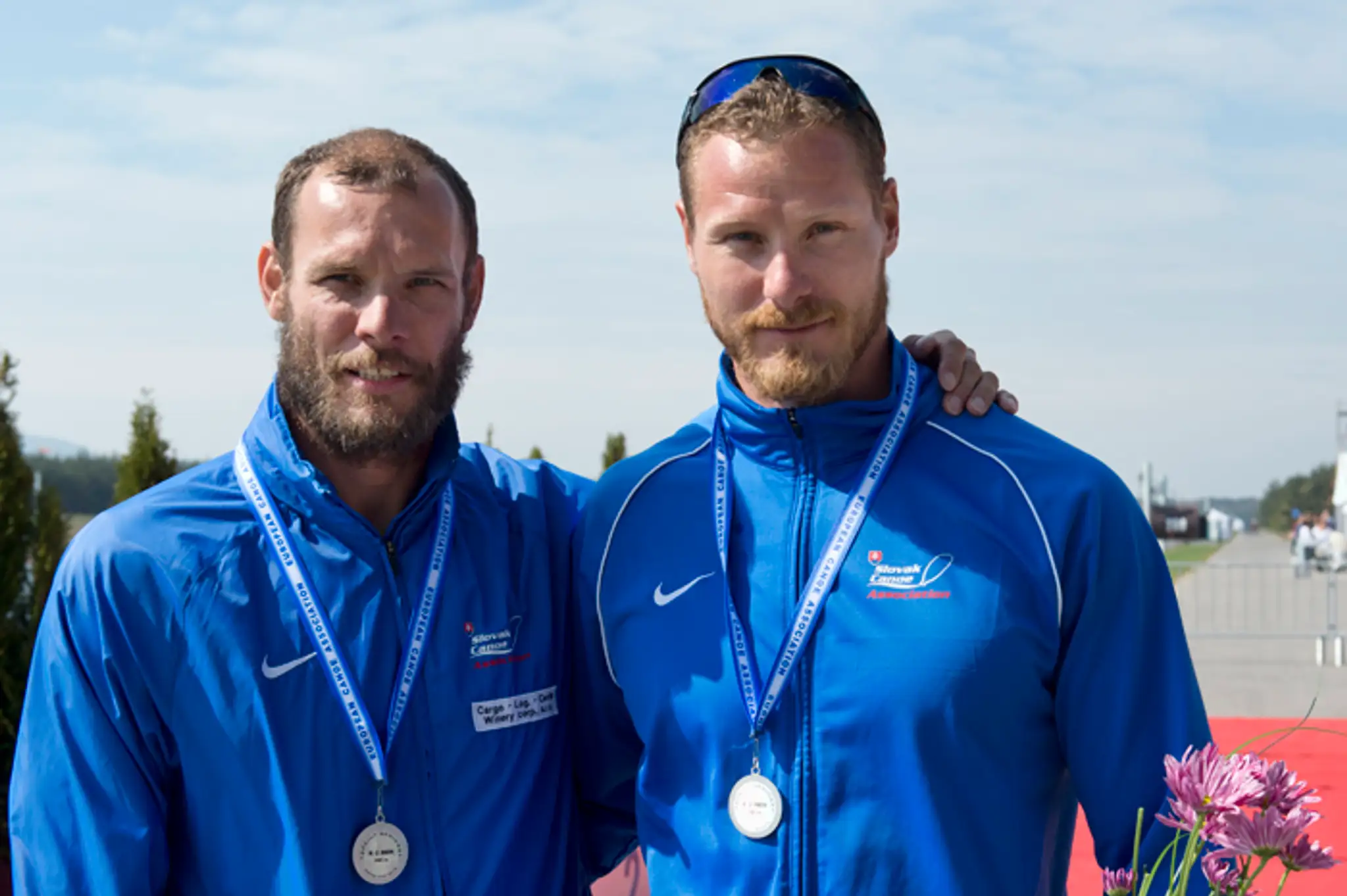 Juraj Tarr (vľavo) a Erik Vlček so striebornými medajlami po finále K2 na 500 m počas ME.