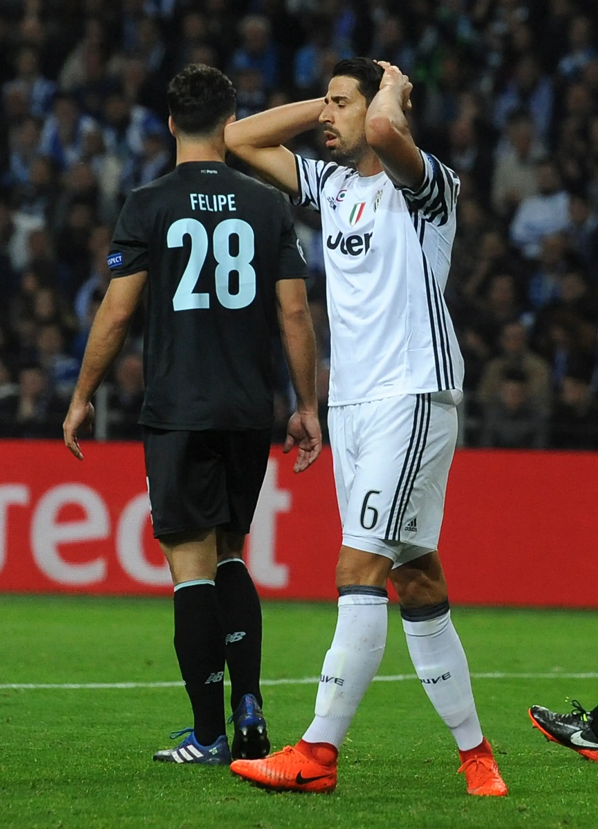 Sami Khedira z Juventusu sa chytá za hlavu v osemfinále LM proti Portu.