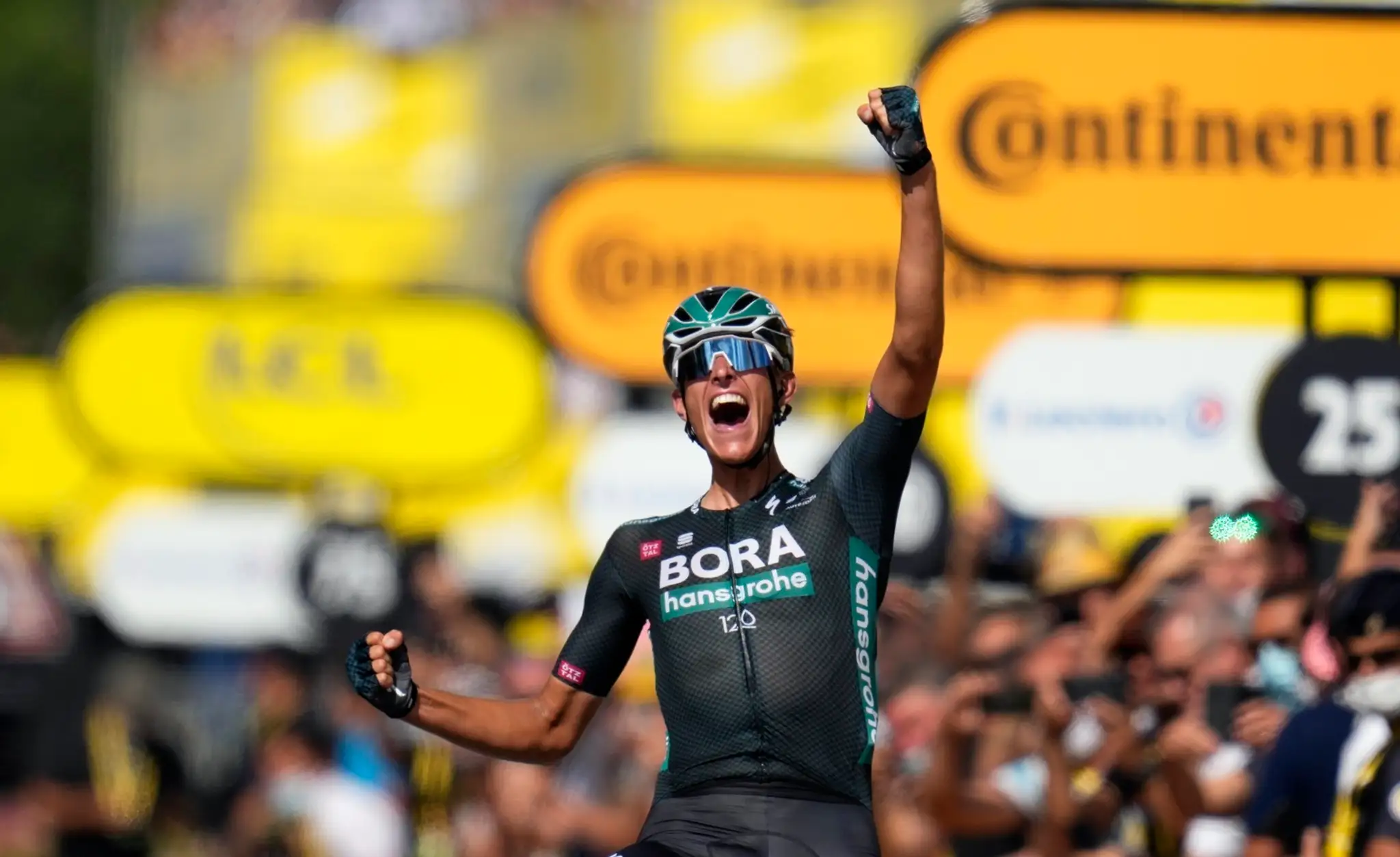 Víťazné gesto Nilsa Politta v cieli 12. etapy Tour de France..jpg