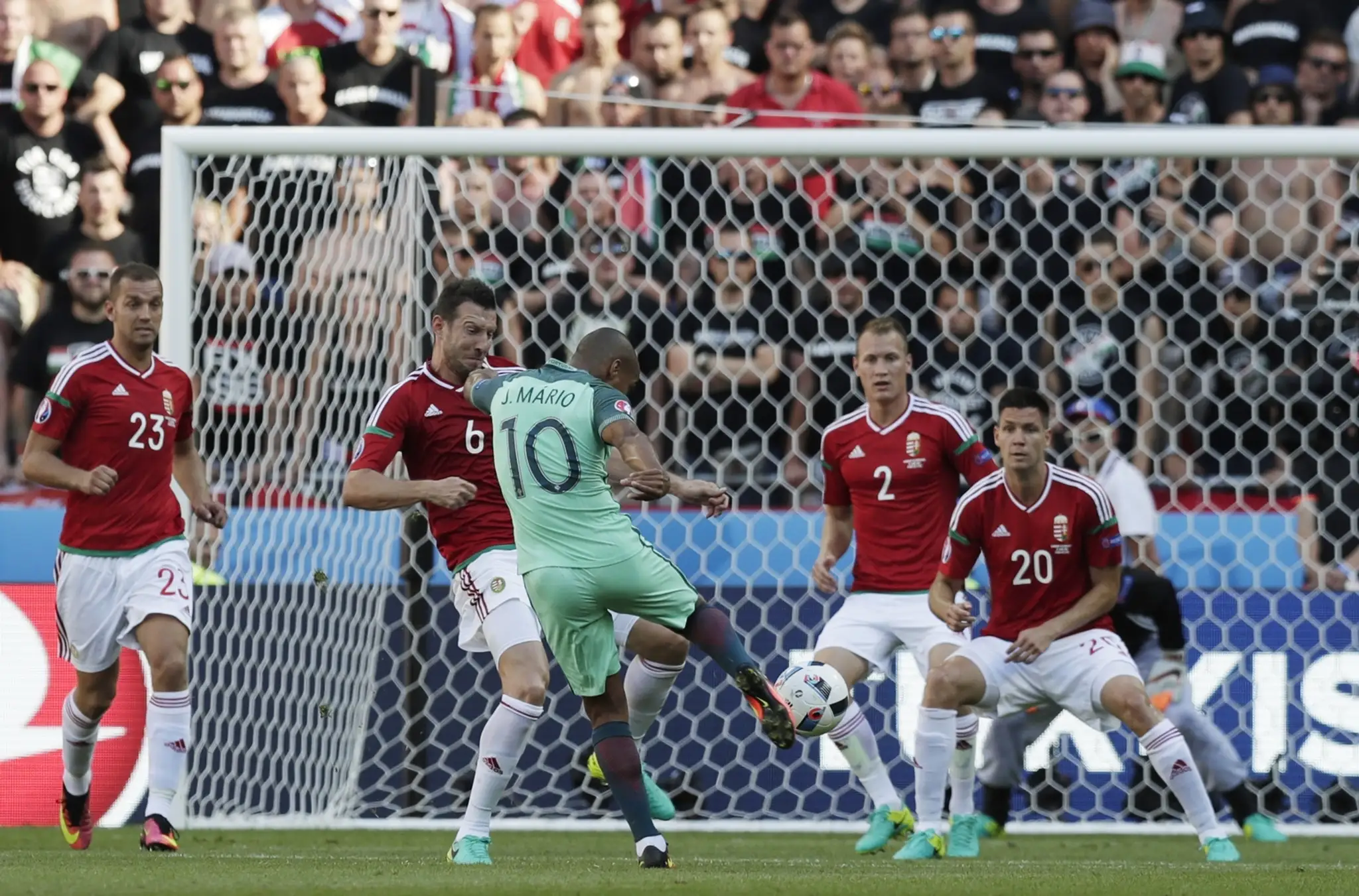 Na snímke uprostred hráč Portugalska Joao Mario strieľa na bránku Maďarska na ME.