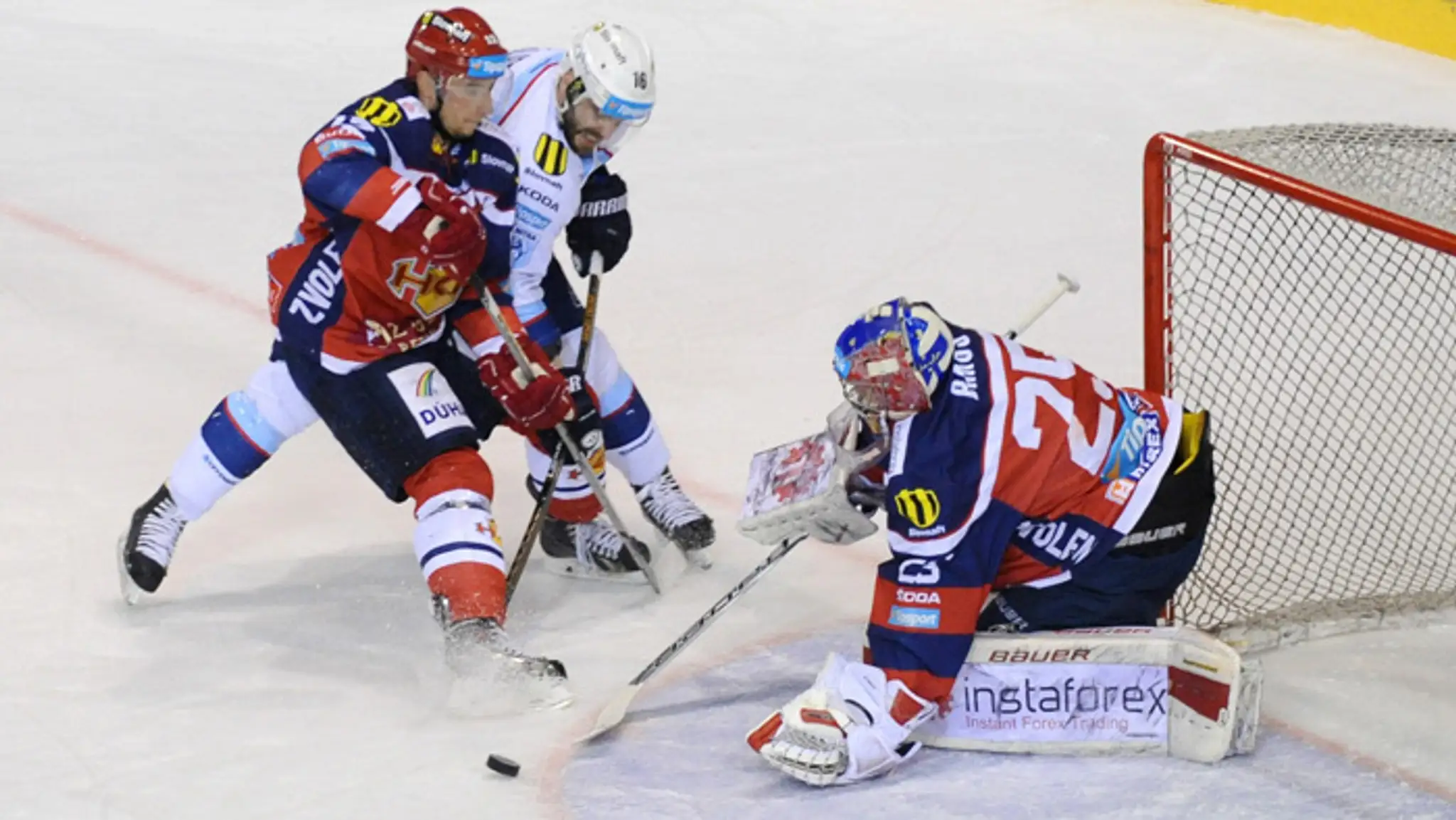 Vľavo Michal Juraško (Zvolen), uprostred David Laliberté (Nitra) a brankár Zvolena Samuel Baroš.