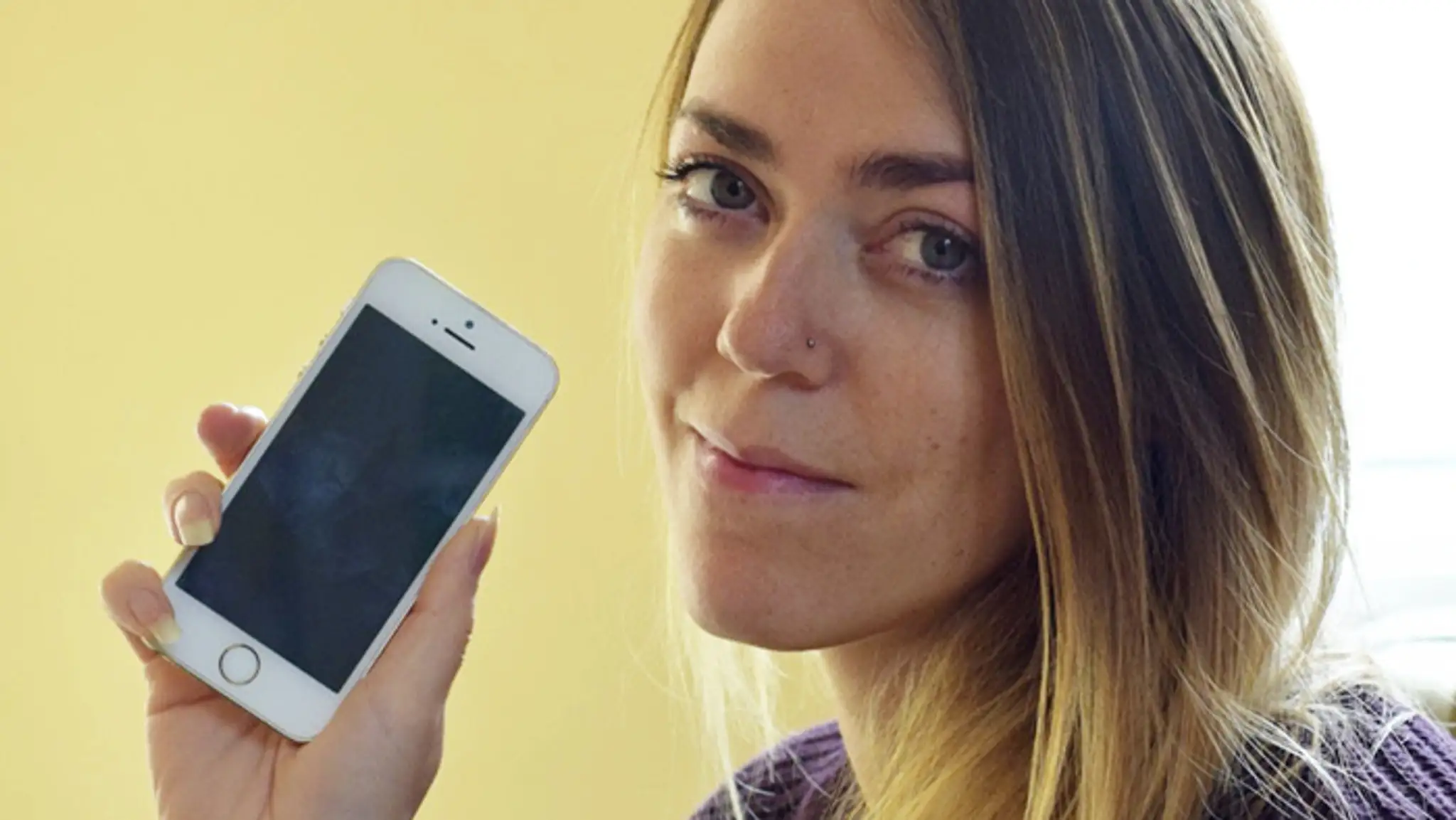 Sophie Highfield dostala nový iPhone. Mala v ňom čísla na celebrity.