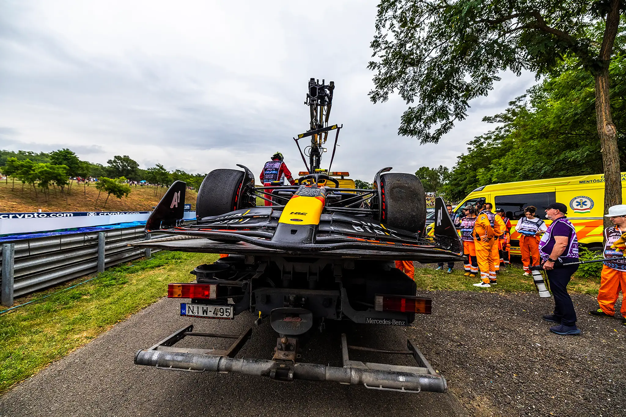 Sergio Perez z Red Bullu v kvalifikácii havaroval.