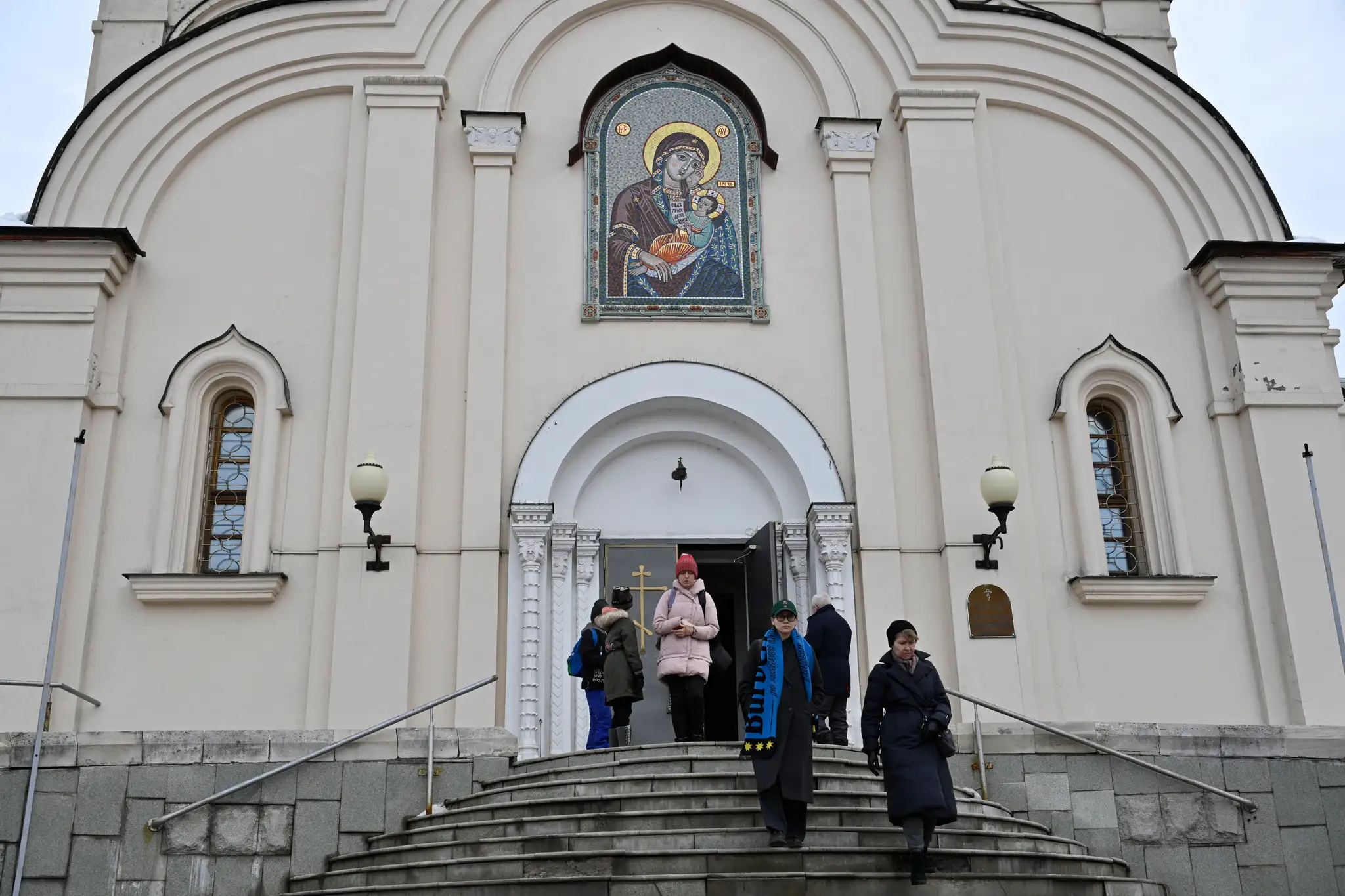 Ľudia vychádzajú z bohorodičného Chrámu ikony Utíš môj smútok v moskovskom rajóne Maryno
