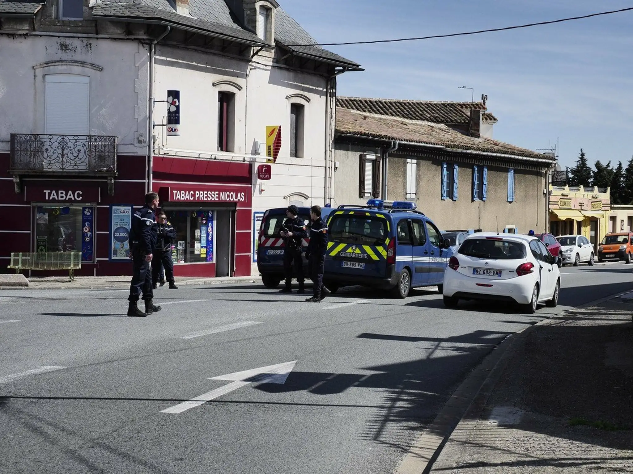 Polícia zablokovala vstup do mesta Trebes. 