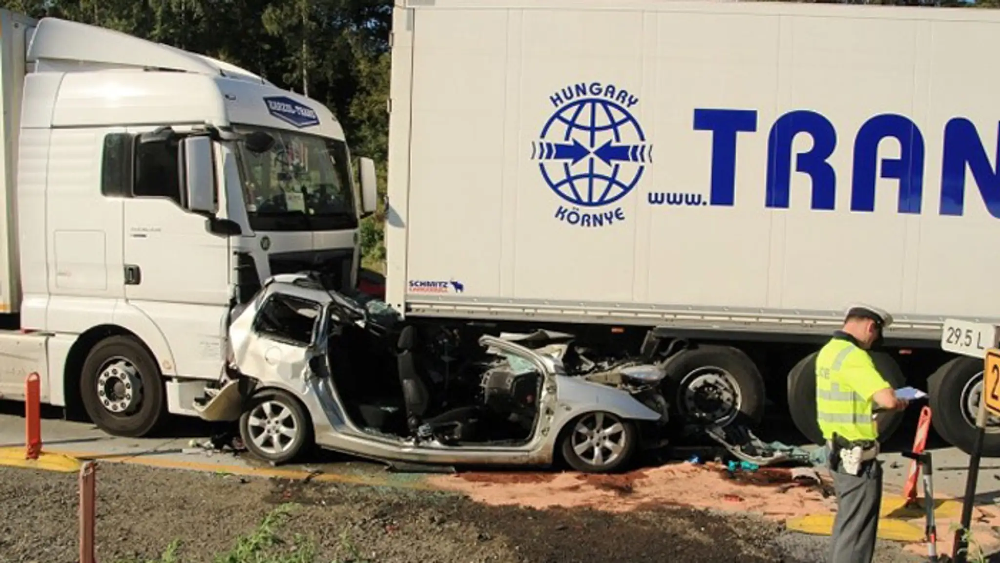 Kamióny zlisovali auto na českej diaľnici.