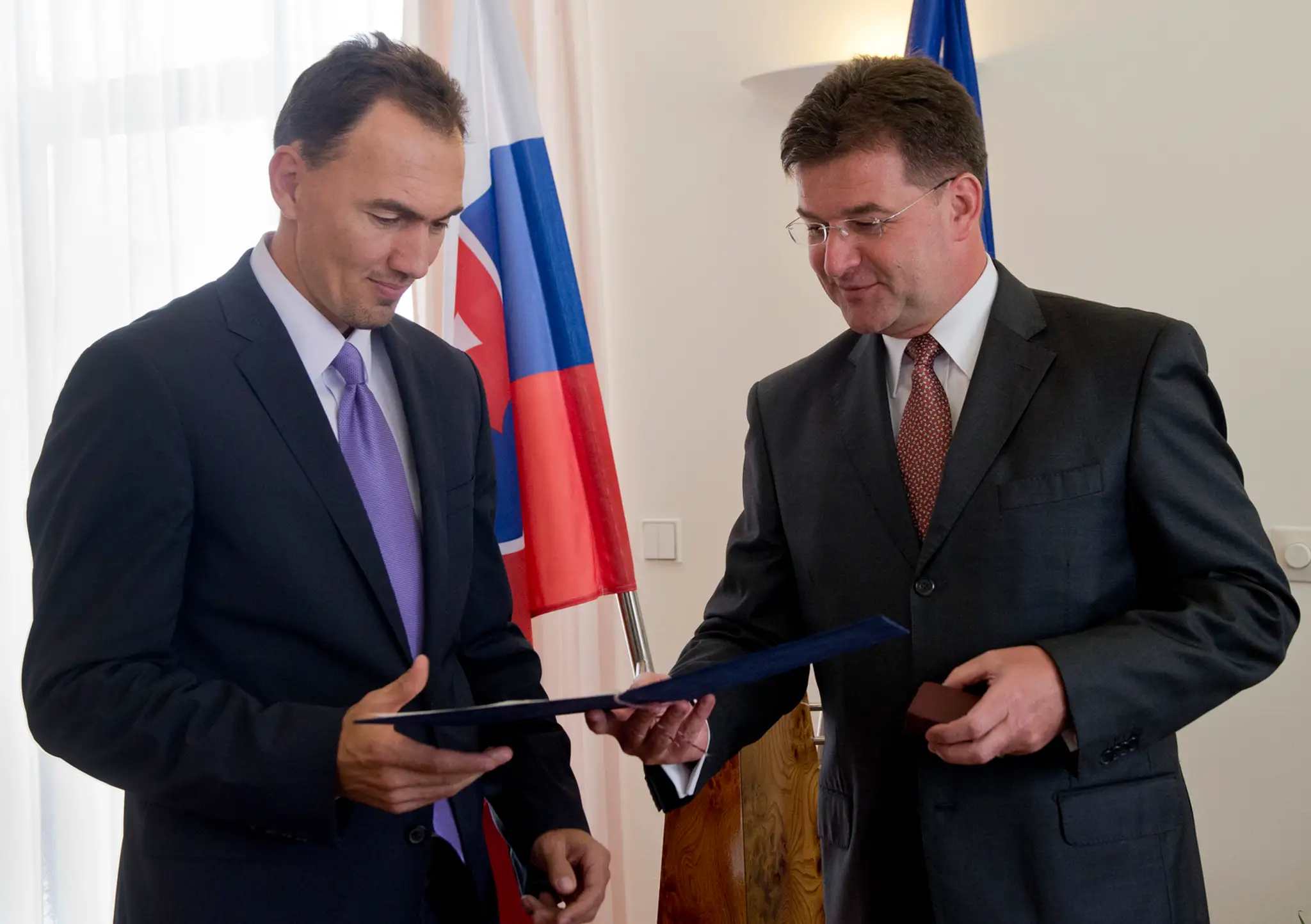Minister zahraničných vecí Miroslav Lajčák odovzdal Zlatú plaketu za šírenie dobrého mena Slovenska v zahraničí Miroslavovi Šata