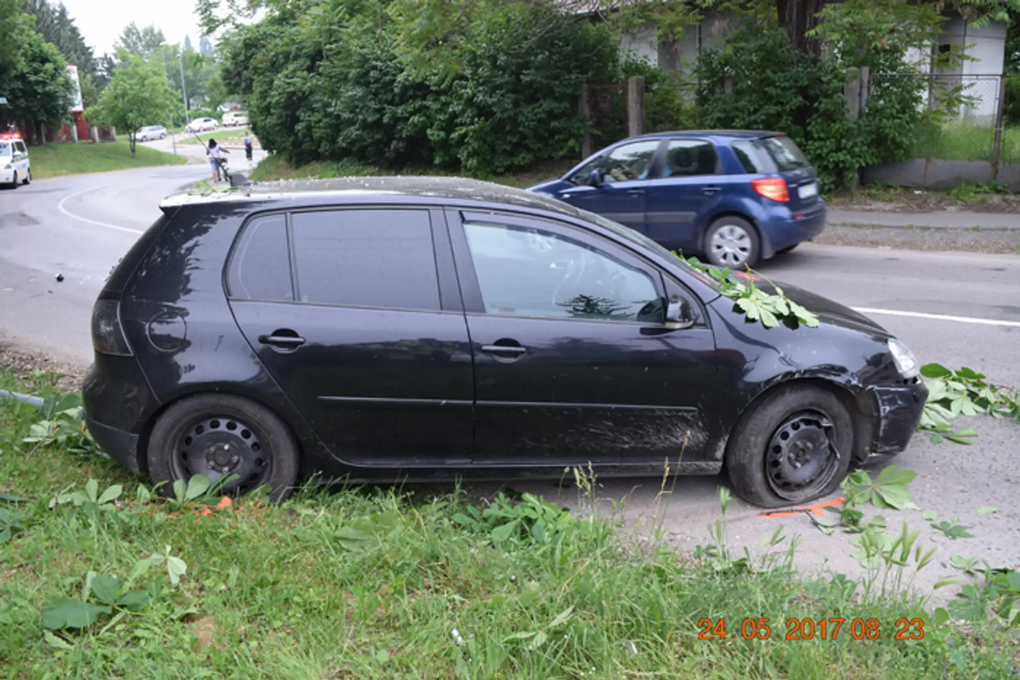 Pohľad na auto opitého vodiča, ktorý havaroval v Nových Zámkoch.