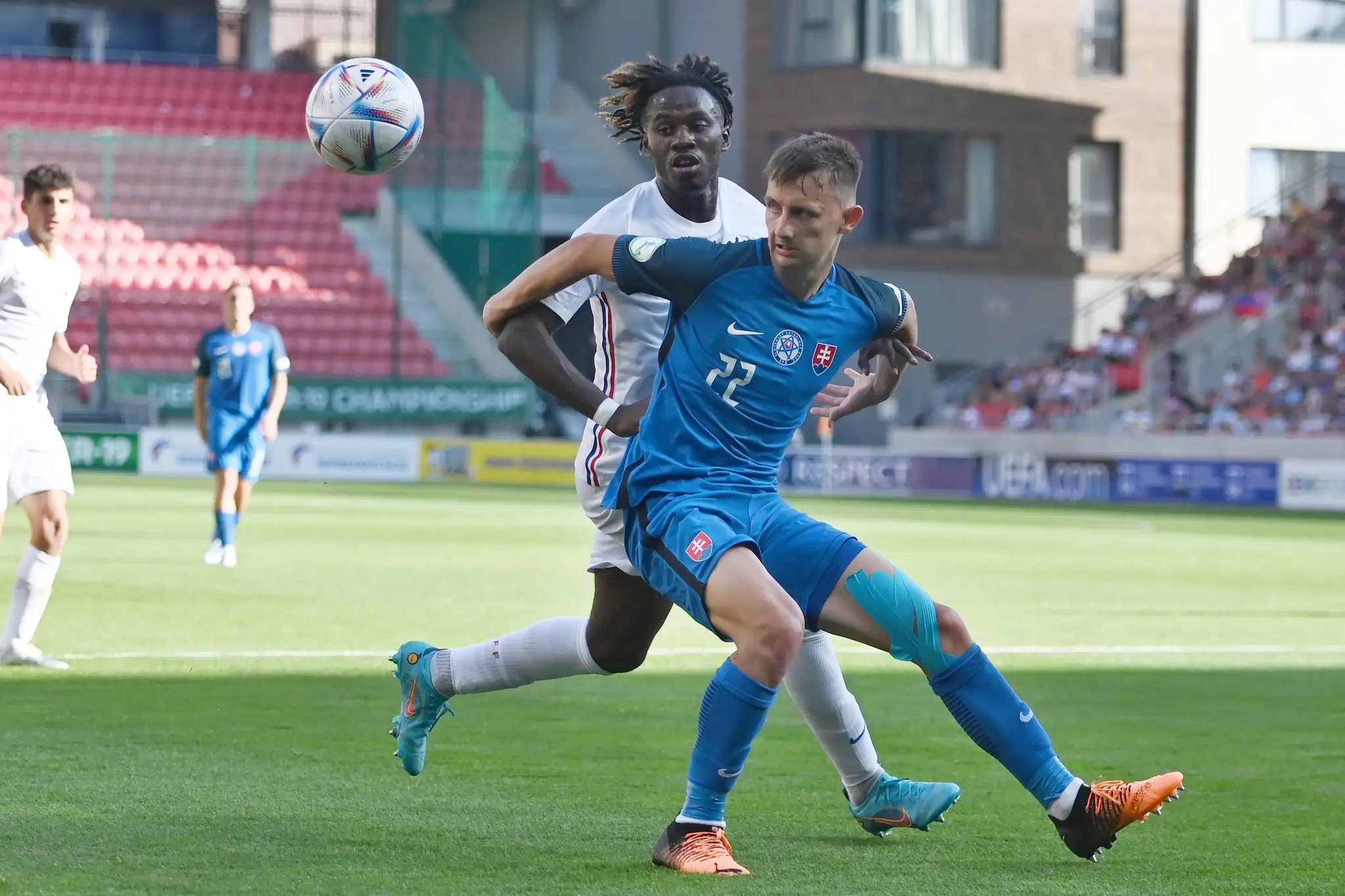 Dominik Hollý a Warren Bondo.
