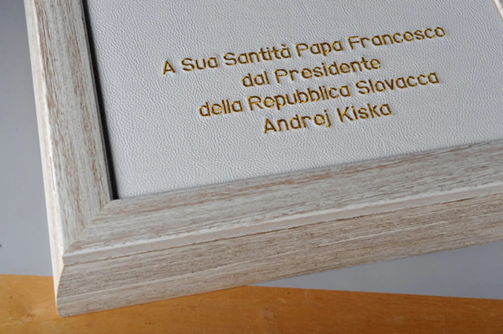 Venovanie od prezidenta Kisku pápežovi v knihe fotografií Filipa Kuliseva.