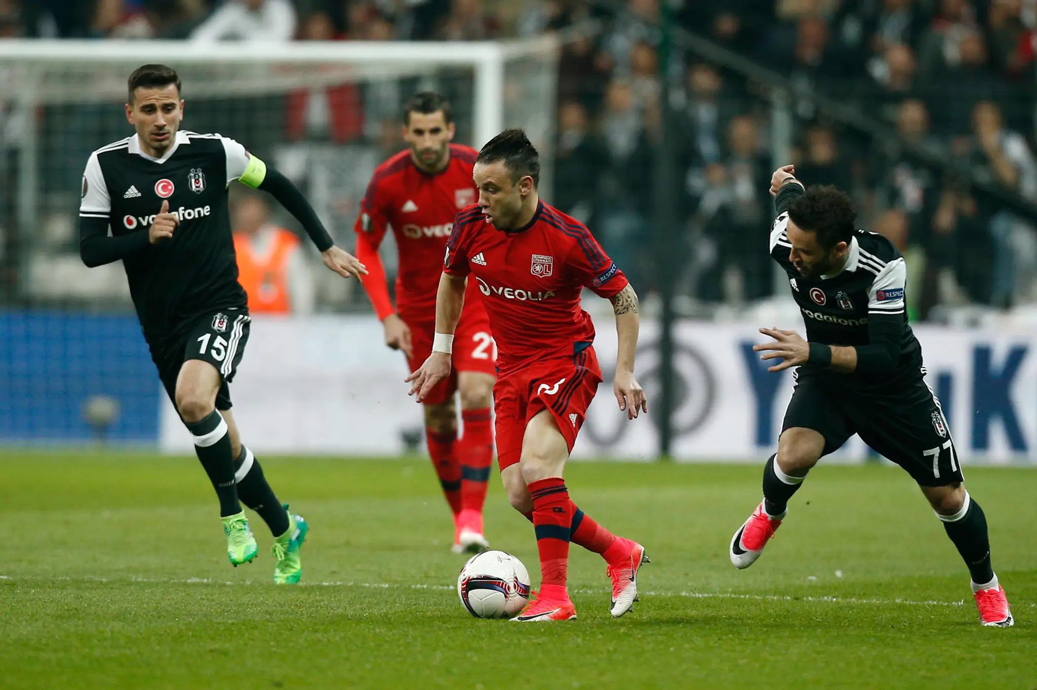 Oguzhan Ozyakup (vľavo) a Gokhan Gonul z Besiktasu sa snažia v odvete štvrťfinále EL zastaviť Mathieua Valbuenu z Lyonu.