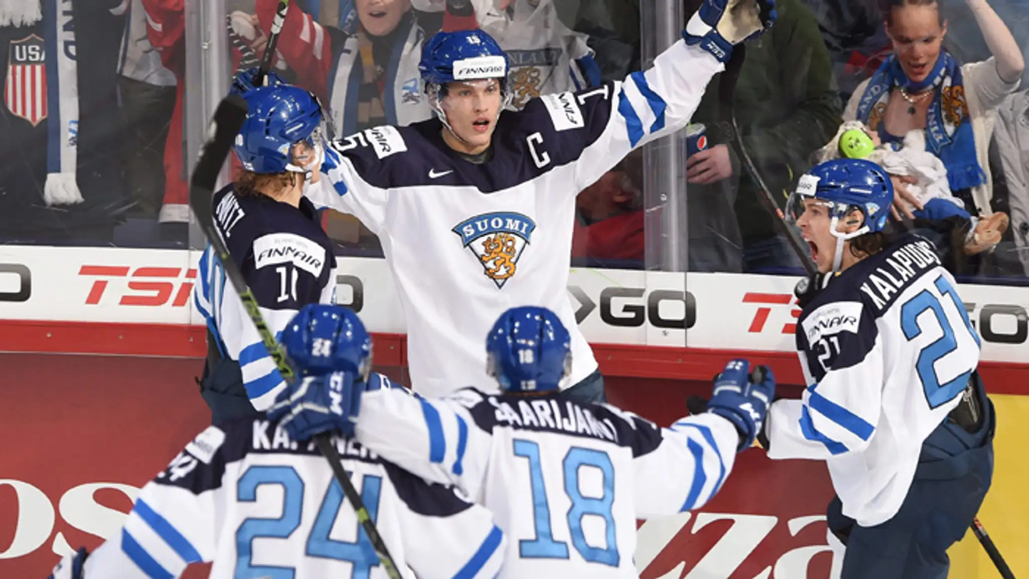 Kapitán fínskych hráčov do 20 rokov Mikko Rantanen počas finále MS proti Rusku.