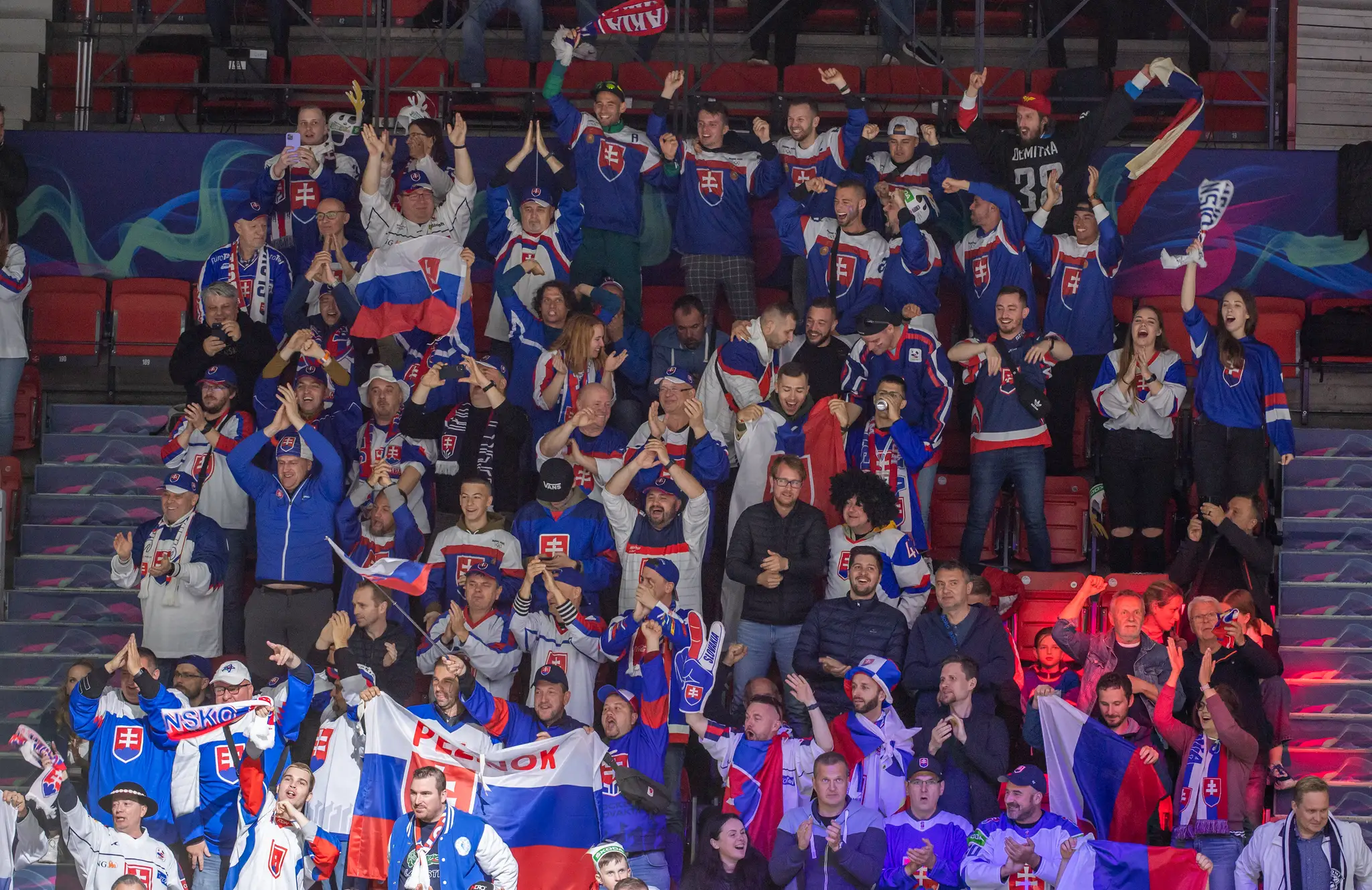 Na snímke slovenskí fanúšikovia sa tešia po strelení gólu v úvodnom zápase slovenskej hokejovej reprezentácie.
