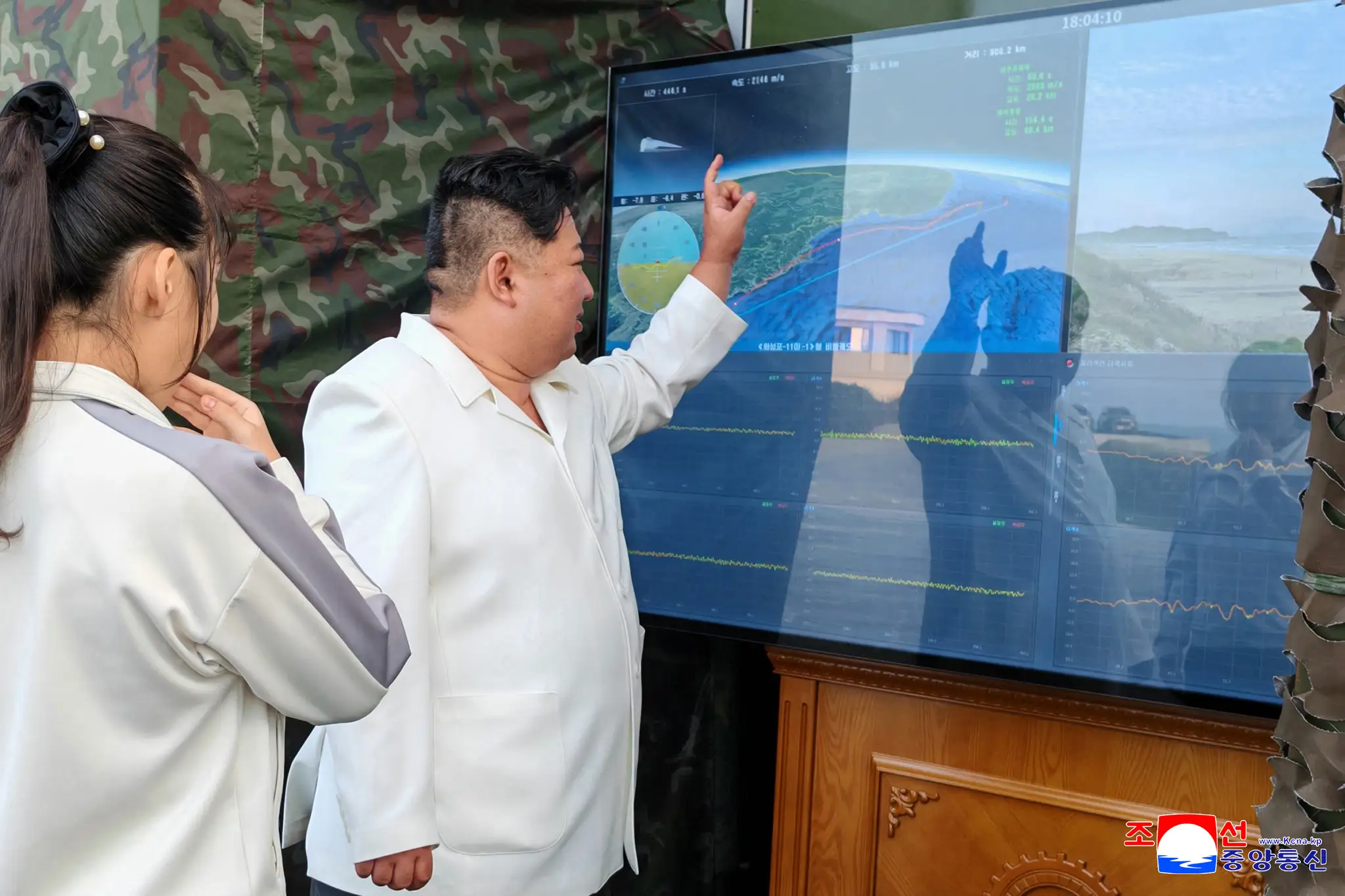 Kim Čong-un dohliada na test.