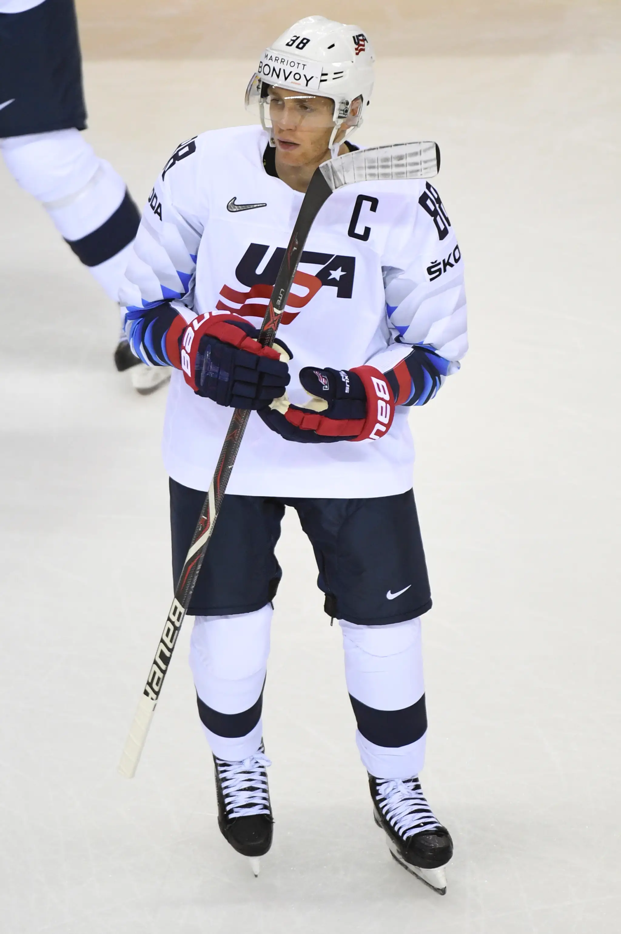 Brankár Patrik Rybár (vpravo) sa snaží chytiť puk pred Američanom Chrisom Kreiderom v zápase na MS 2019.