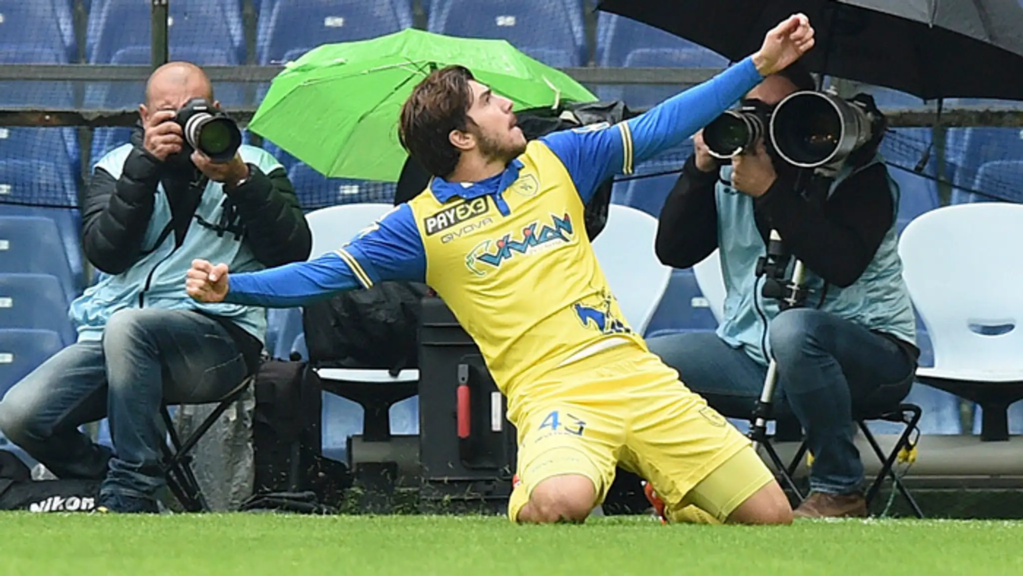 Hráč Chievo Verona Alberto Paloschi sa raduje po strelení gólu v talianskej lige Seria A.
