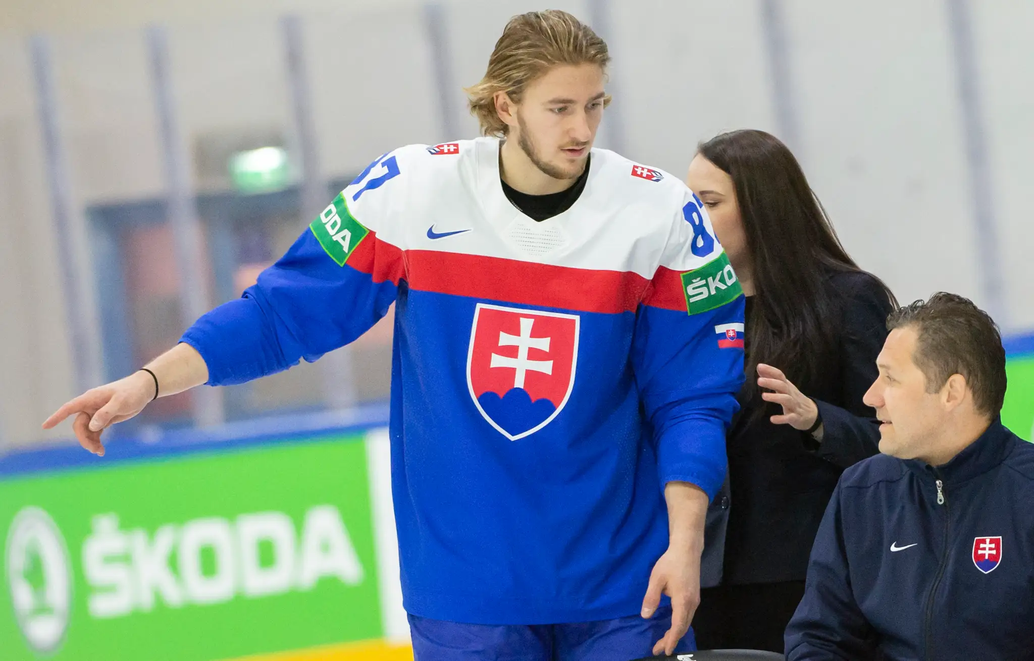 Sprava tréner brankárov SR Ján Lašák a Pavol Regenda počas spoločného fotenia tímu na MS 2022.