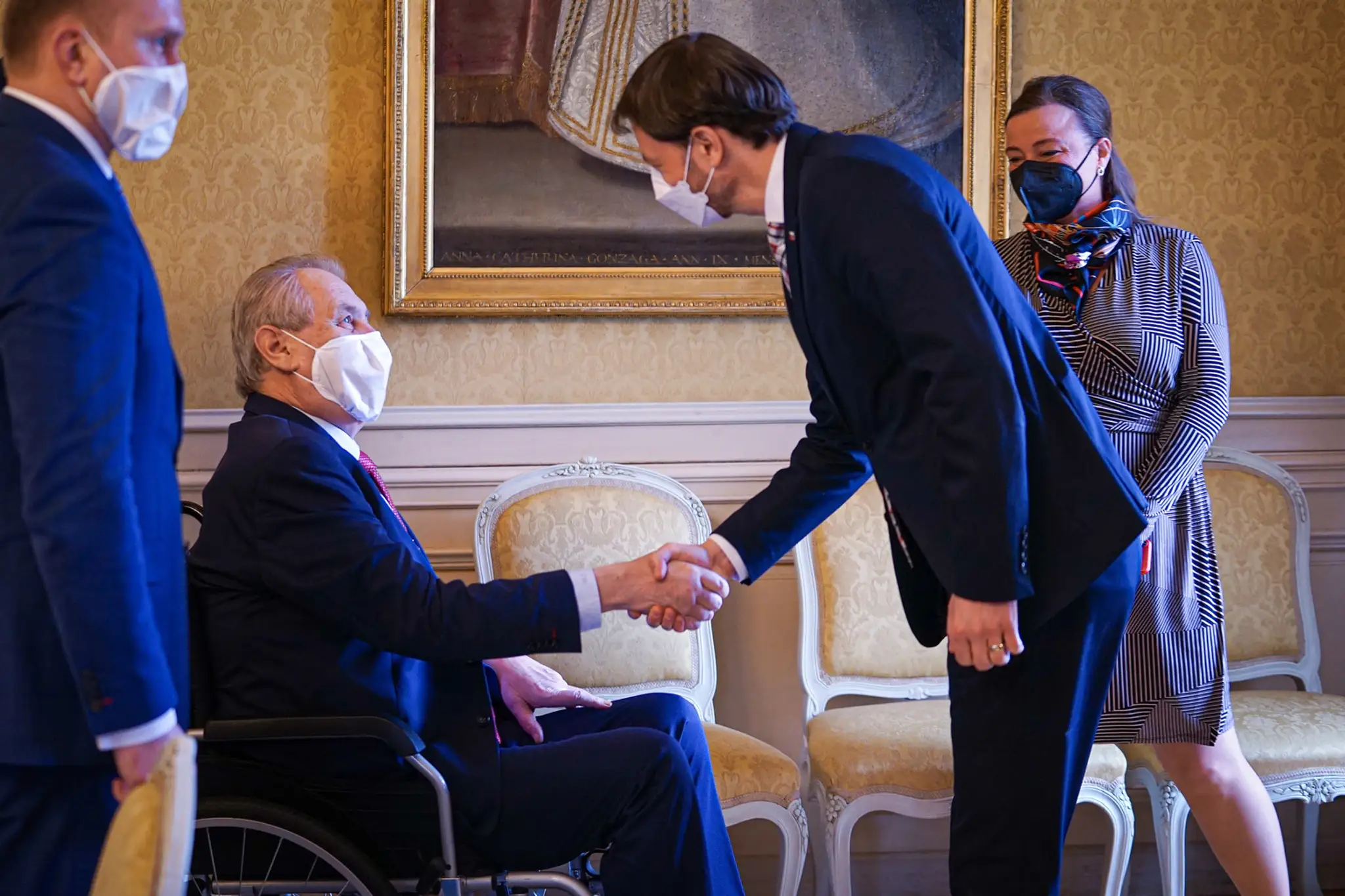 Na snímke predseda vlády SR Eduard Heger (vpravo) a český prezident Miloš Zeman počas stretnutia na zámku v Lánoch.
