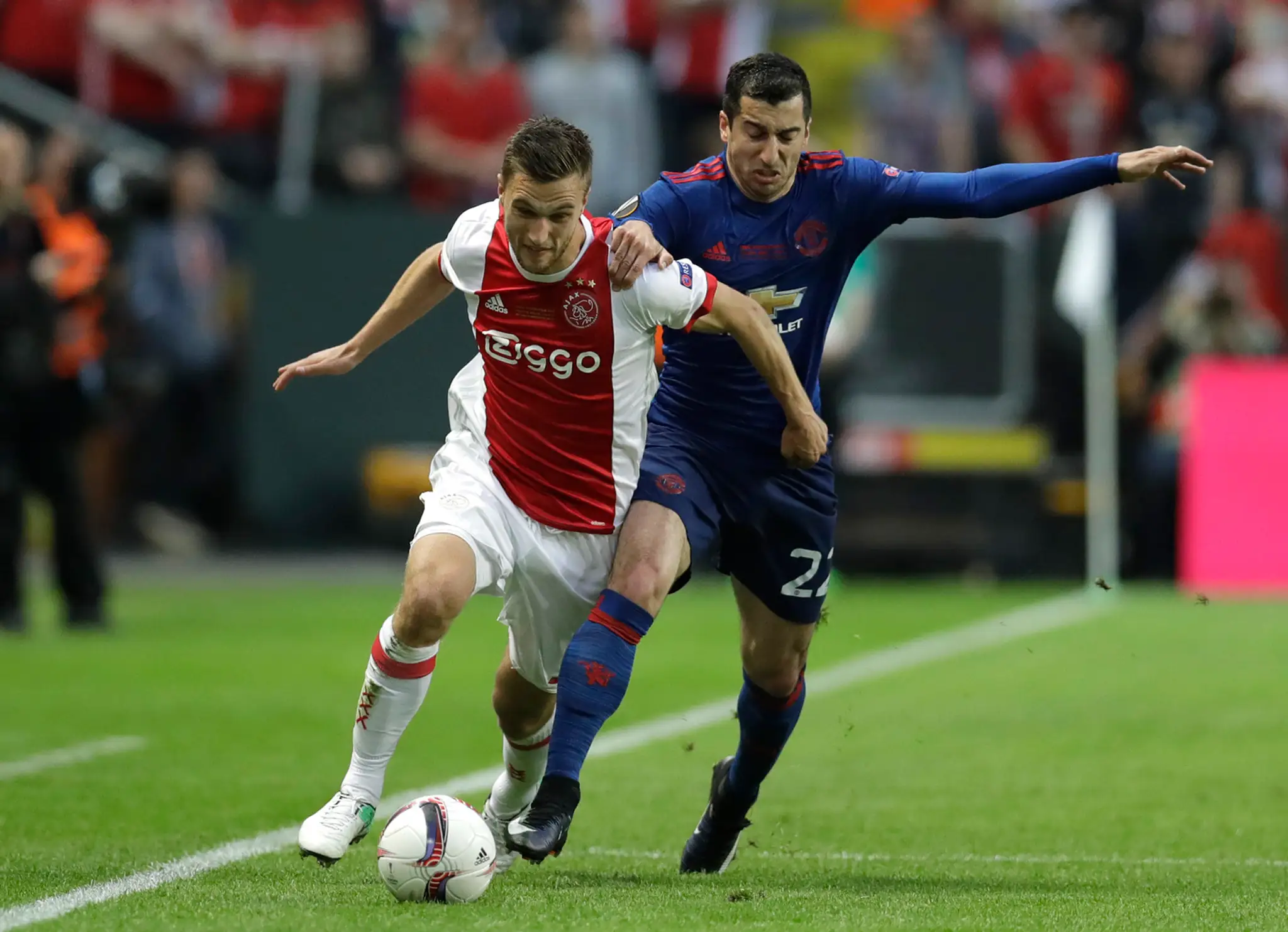 Joel Veltman (vľavo) z Ajaxu boje o loptu vo finále EL s Henrikom Mchitarjanom z ManUtd.