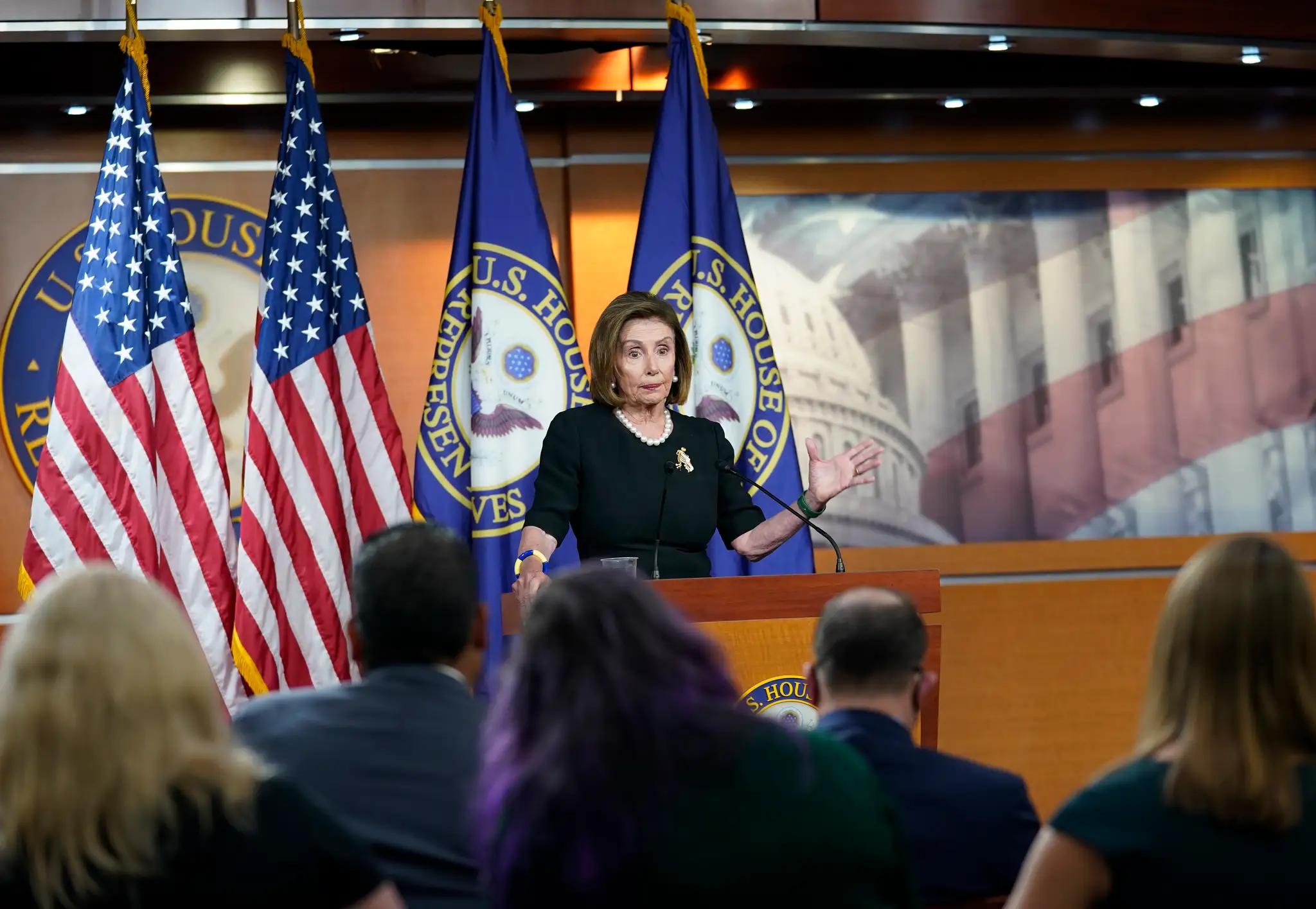 Na archívnej snímke zo 14. júla 2022 predsedníčka americkej Snemovne reprezentantov Nancy Pelosiová gestikuluje počas tlačovej konferencie vo Washingtone.