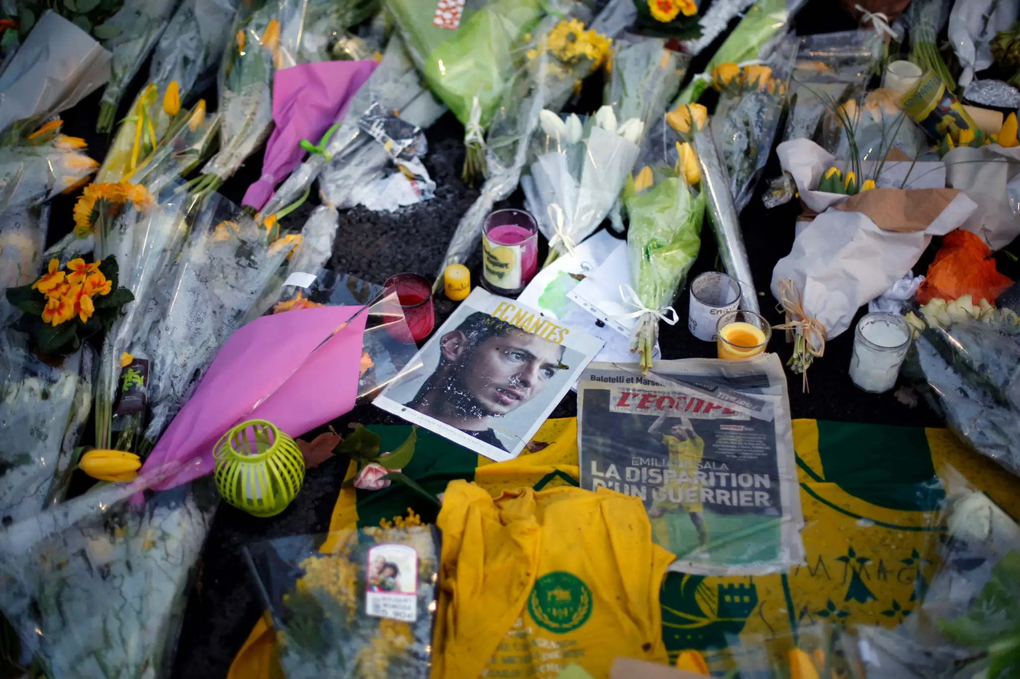 Fanúšikovia Nantes si transparentom uctili pamiatku zmiznutého exhráča klubu Emiliana Salu v zápase so Saint-Étienne.