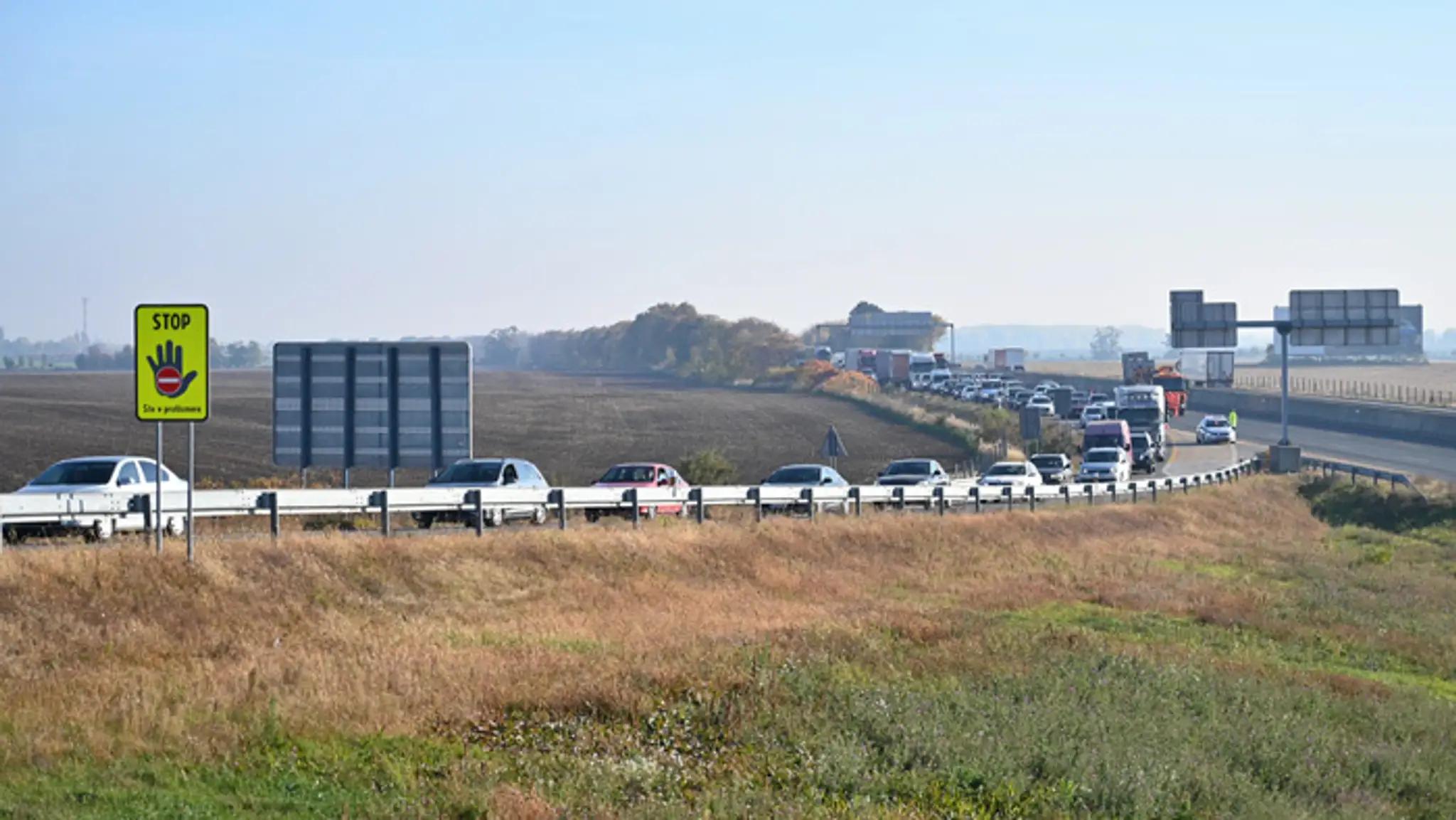 Policajti odkláňajú dopravu z diaľnice D1.