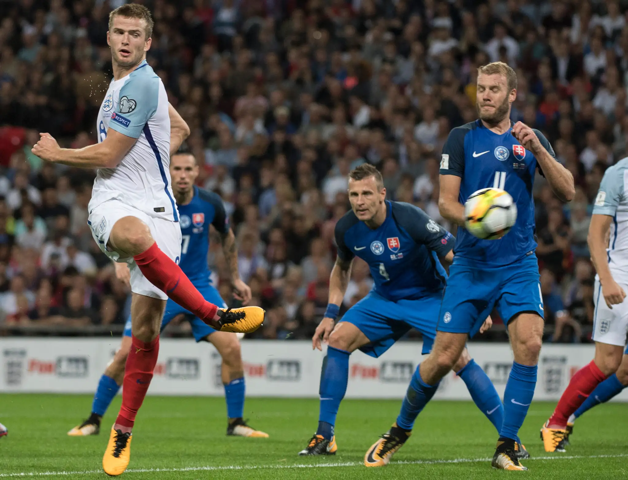 Eric Dier strieľa gól do našej siete v kvalifikačbom dueli proti Anglicku.