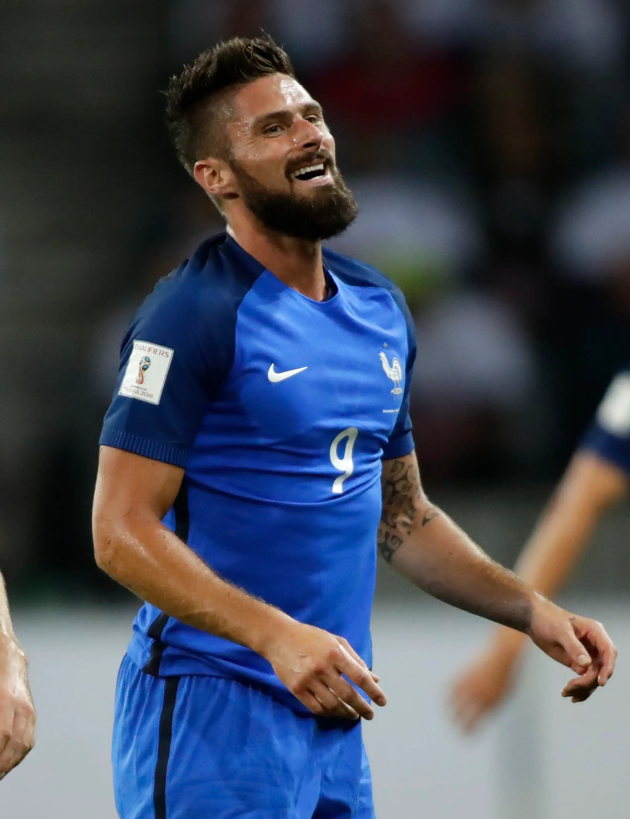 Strelec Francúzska Olivier Giroud sa smeje v kvalifikačnom dueli v Bielorusku o postup na MS 2018.