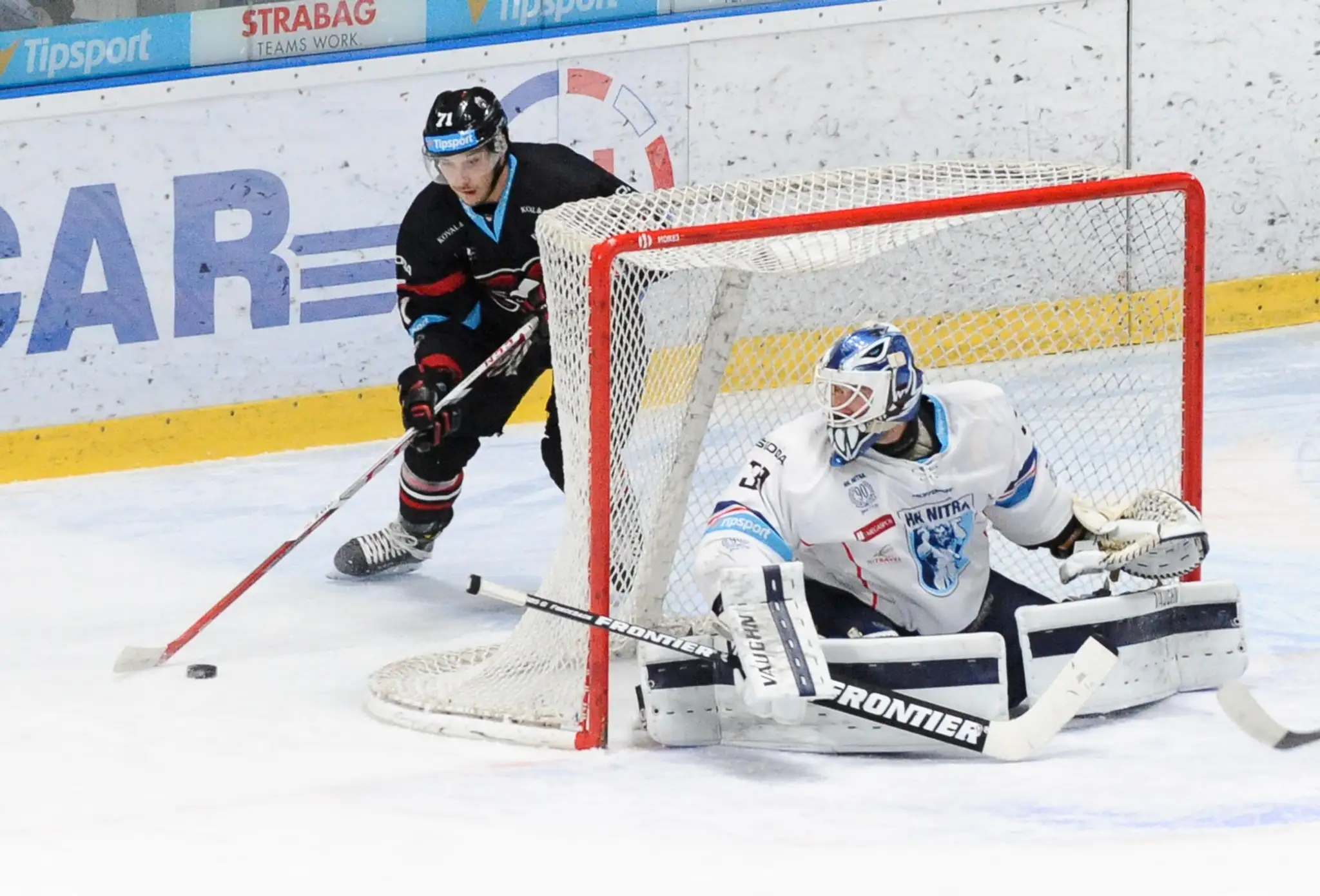 Mário Róth (Banská Bystrica) a brankár Michal Valent (Nitra) v šlágri 19. kola Tipsport extraligy.