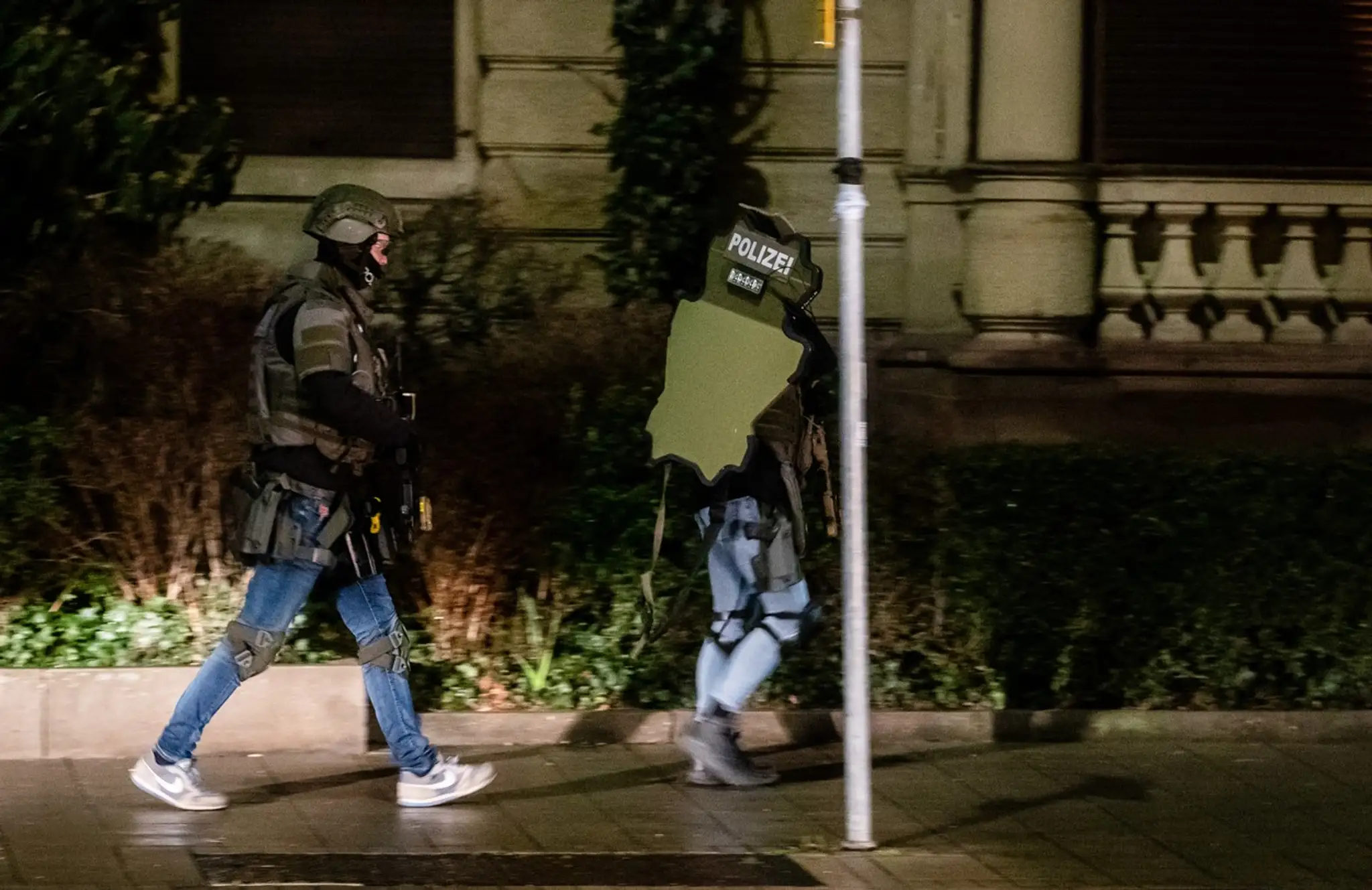 Polícia kráča v blízkosti lekárne.
