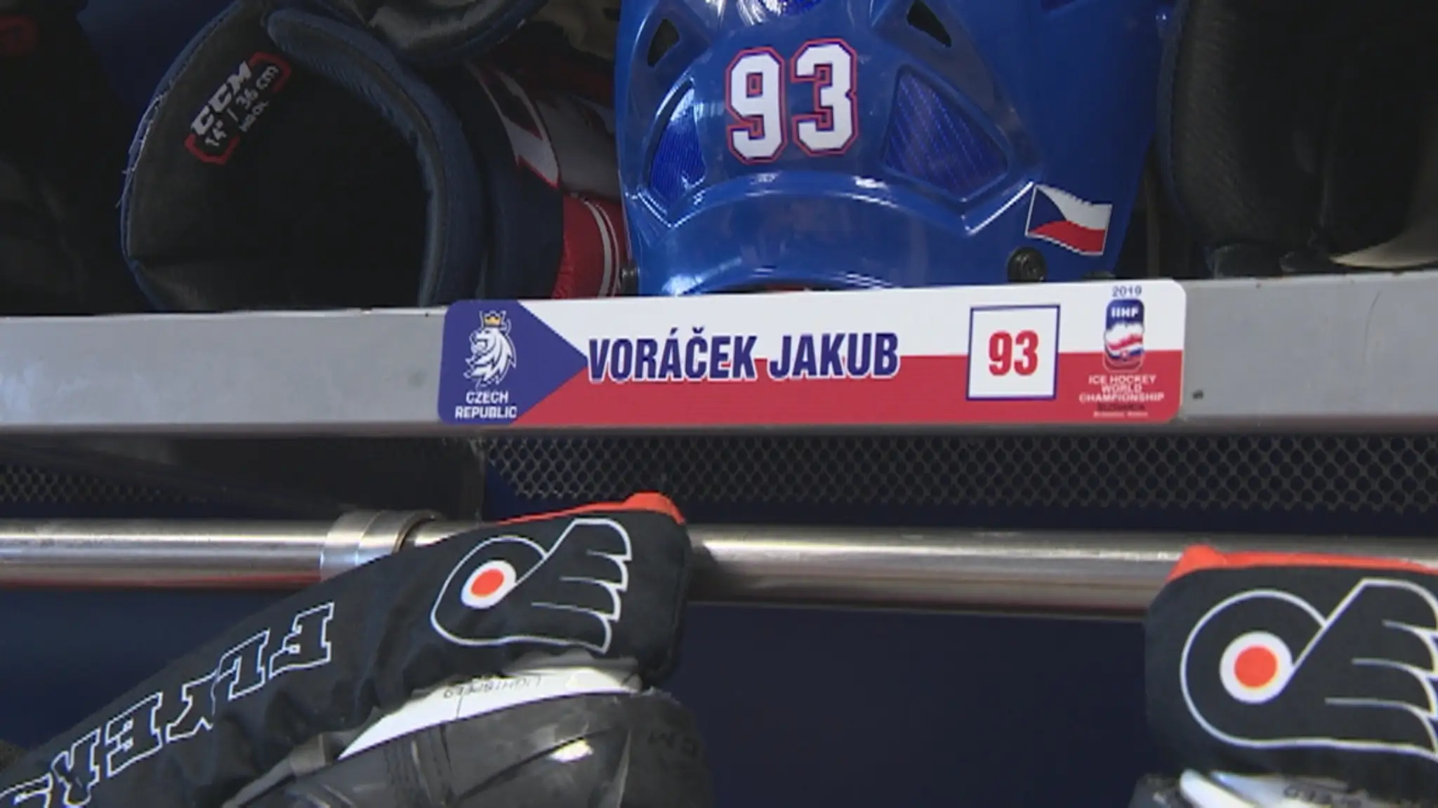 Menovka Jakuba Kovářa v šatni Česka na MS 2019.