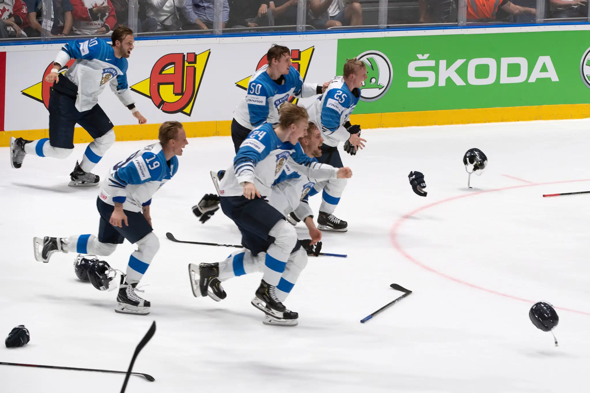 Hráči Fínska oslavujú titul majstrov sveta po triumfe vo finále MS 2019 proti Kanade.