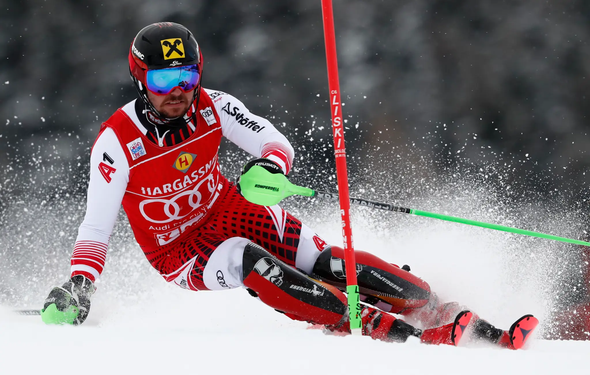 Alpský lyžiar Marcel Hirscher počas zjazdu v Saalbachu-Hinterglemme.