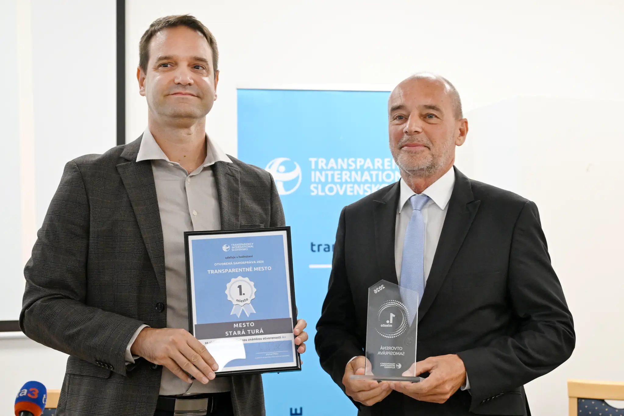 Riaditeľ Transparency International Slovensko Michal Piško odovzdal ocenenie za prvé miesto primátorovi Starej Turej Leopoldovi Barszczovi (vpravo) v hodnotení organizácie v rebríčku transparentnosti 100 najväčších samospráv v Bratislave.