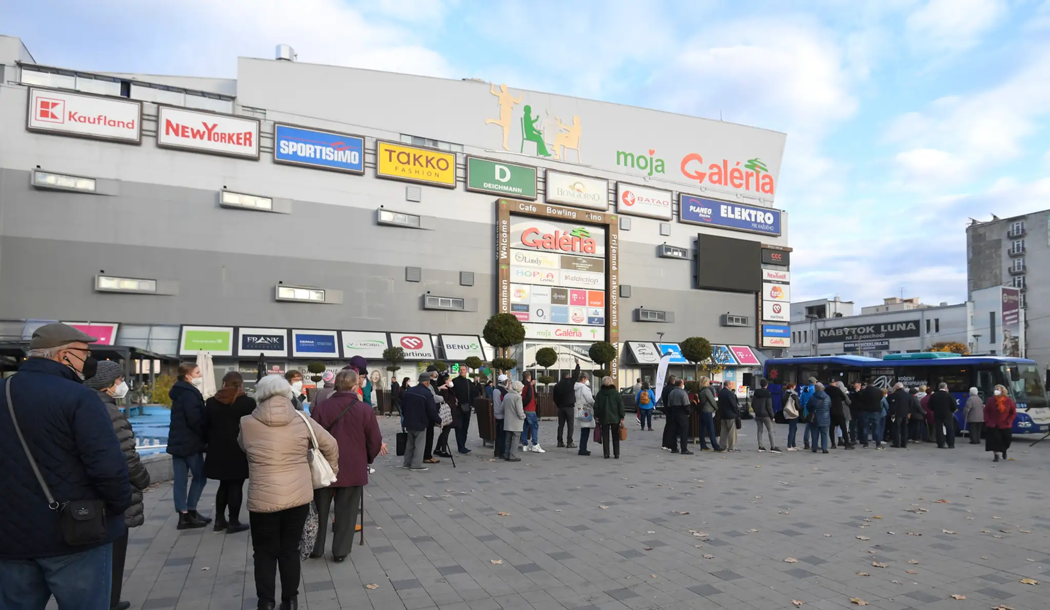 Mobilné očkovanie pred obchodným centrom v Košiciach 9. novembra 2021.