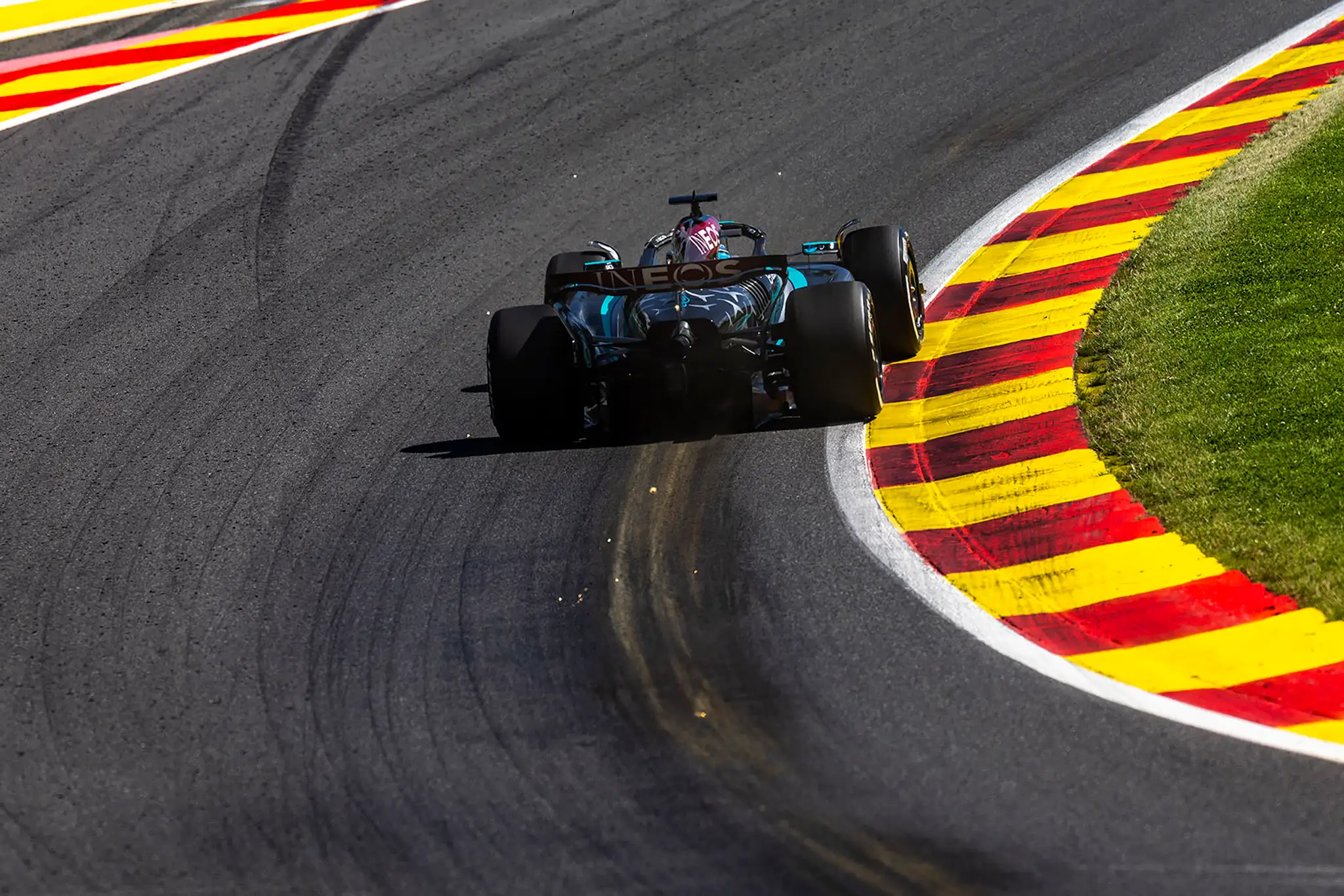 George Russell na trati v Belgicku.