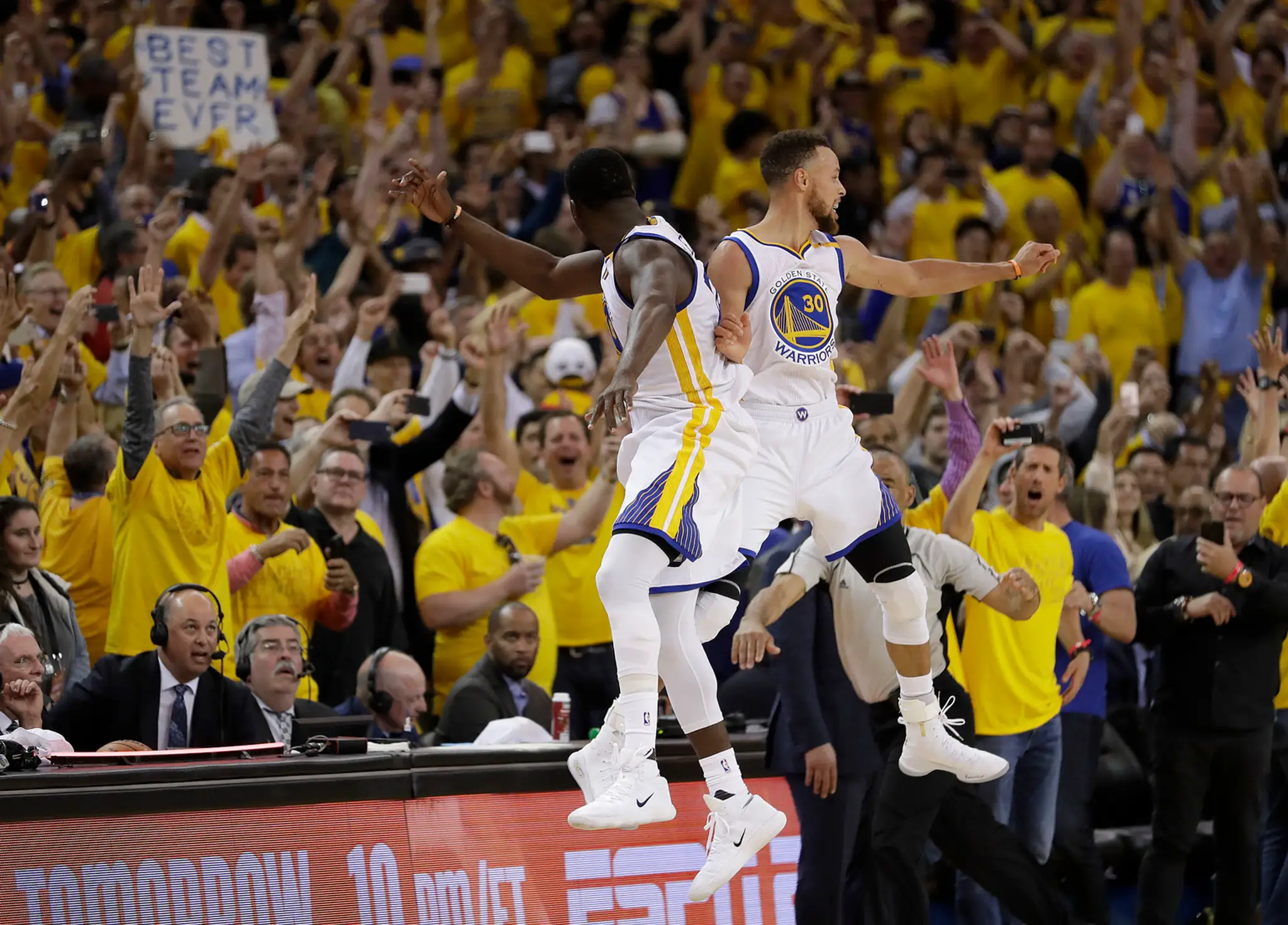 Draymond Green (vľavo) a Stephen Curry sa tešia z titulu.