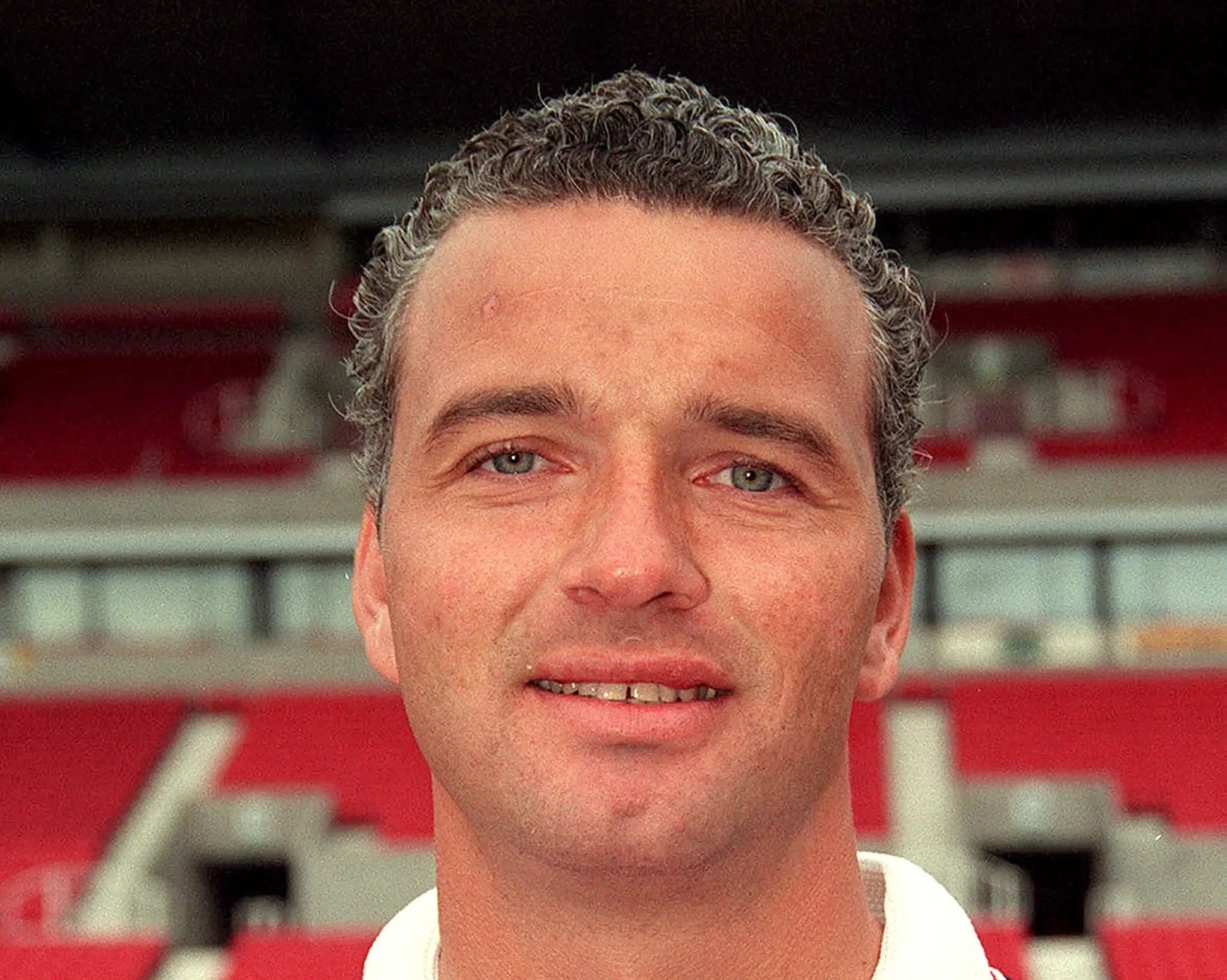 Paula Stewarta mal v detskom veku sexuálne obťažovať a zneužívať jeho tréner.