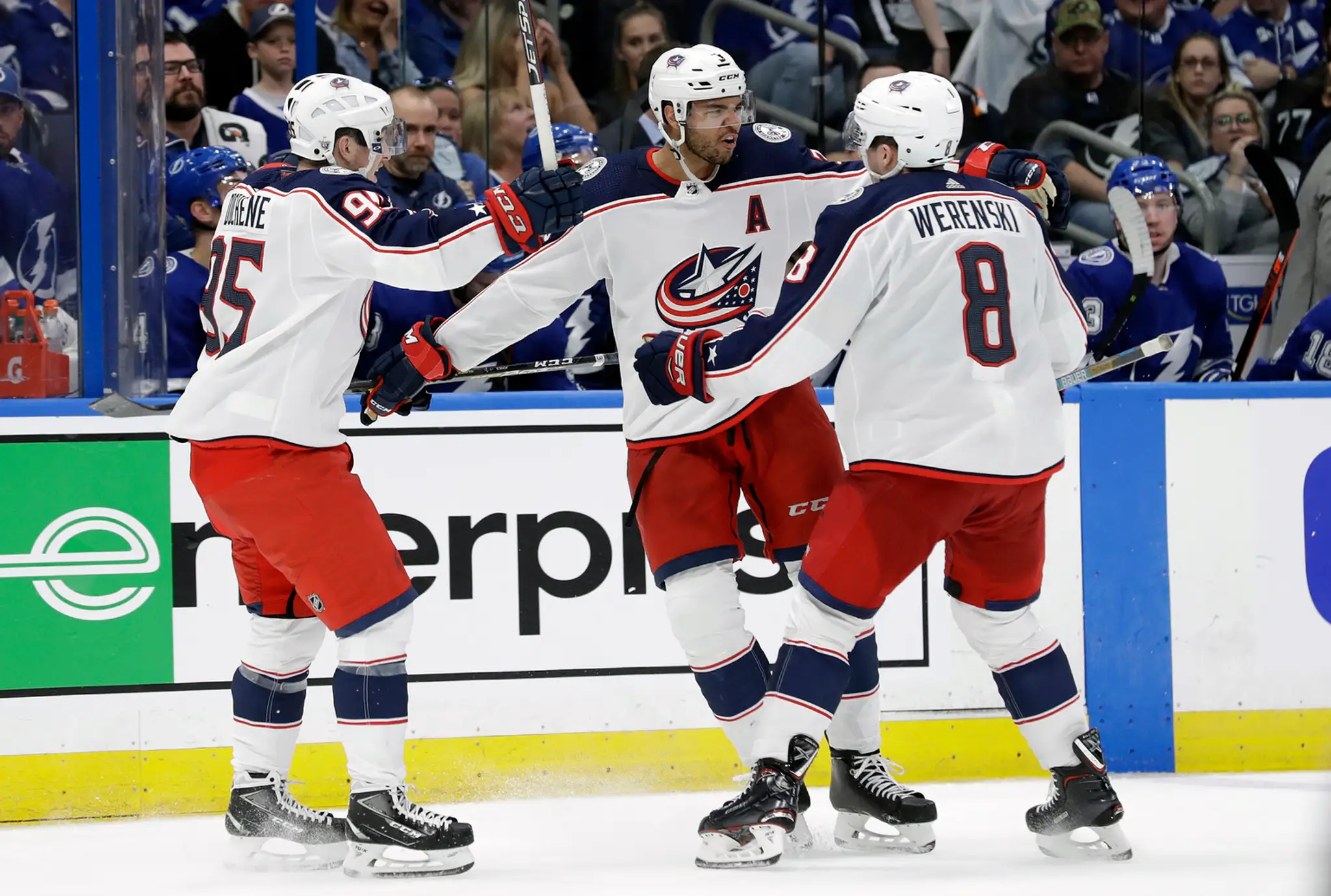 Radosť hráčov Pittsburghu po góle v 1. kole play off proti NY Islanders.