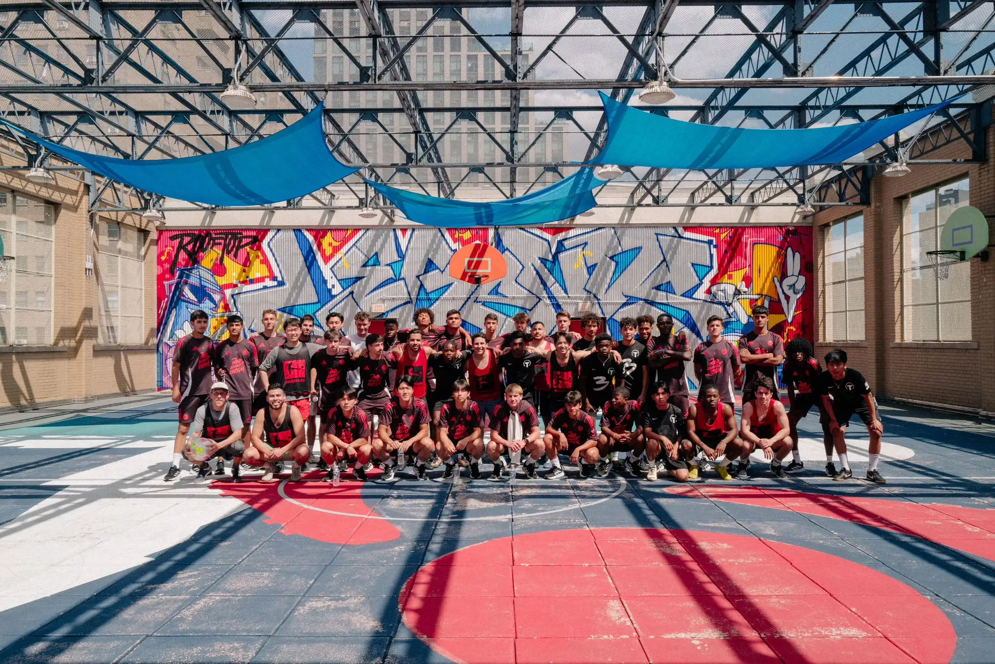 Svetový tím Bayernu na streche jednej z budov v New Yorku vyzvali aj miestne "streetballové" družstvo. To všetko pod záštitou Nemeckej futbalovej asociácie.