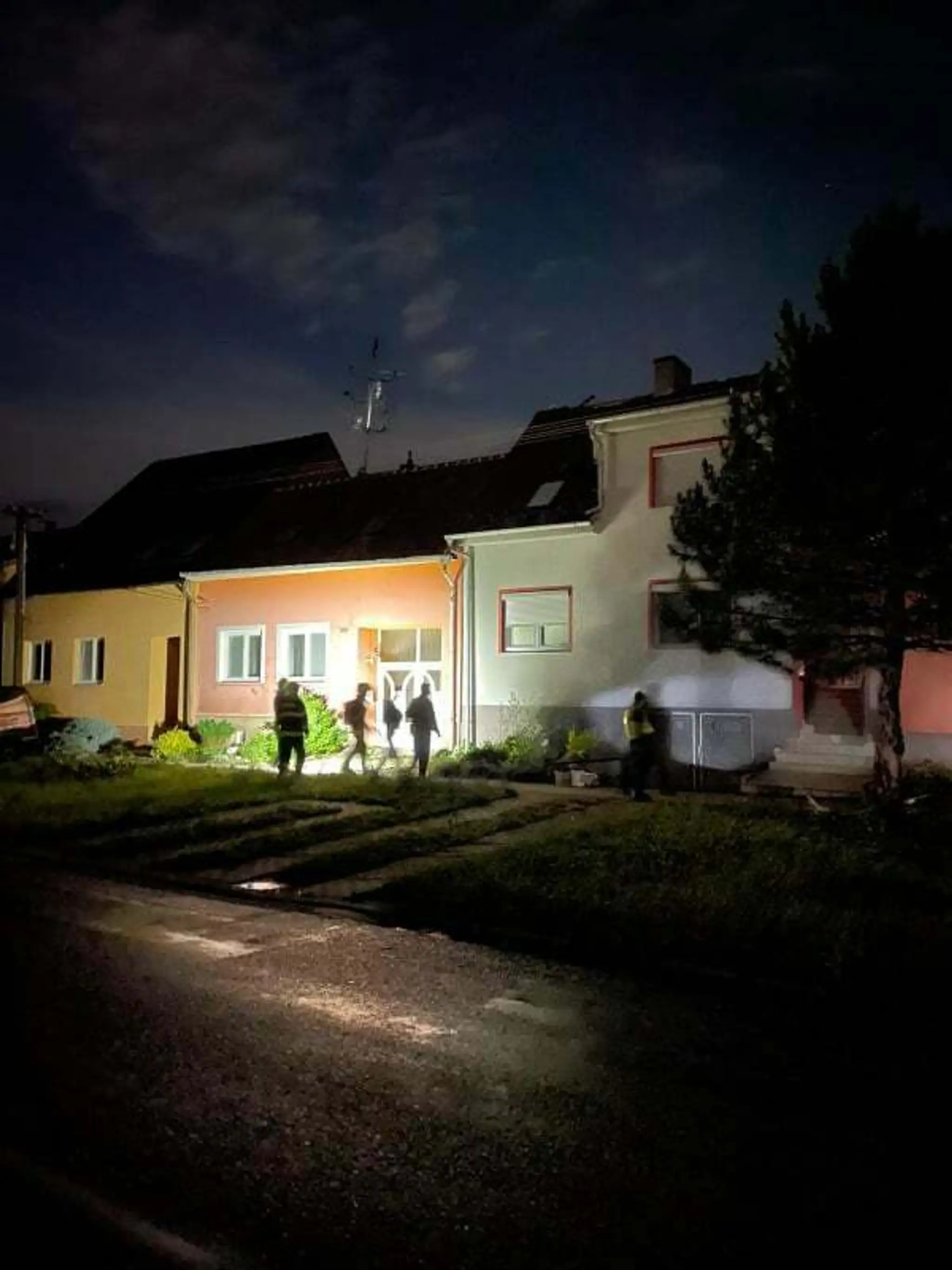 Hasiči kontrolujú domy v Moravskej Novej Vsi