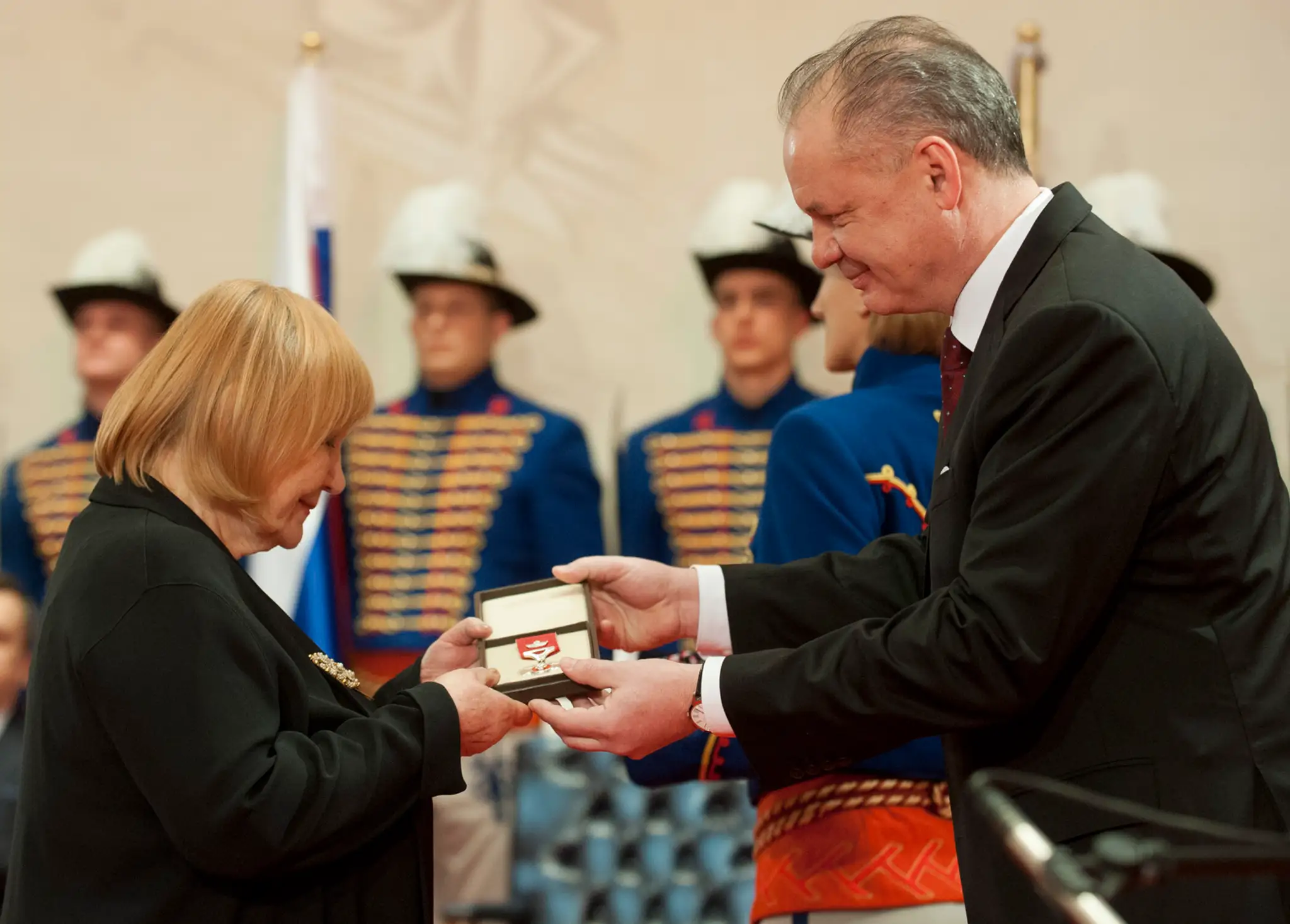 Herečka Zita Furková prijíma od prezidenta Slovenskej republiky Andreja Kisku štátne vyznamenanie - Pribinov kríž II. triedy 