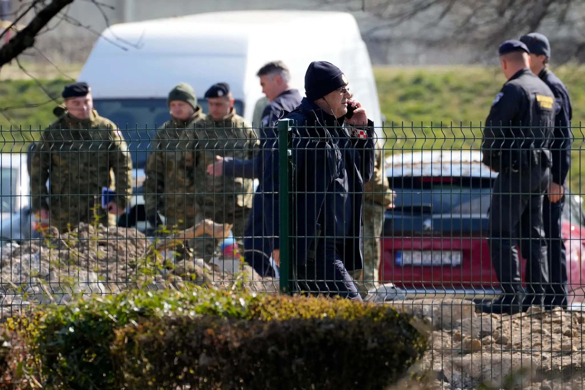 Policajti a členovia armády skúmajú miesto dopadu dronu v chorvátskom Záhrebe.