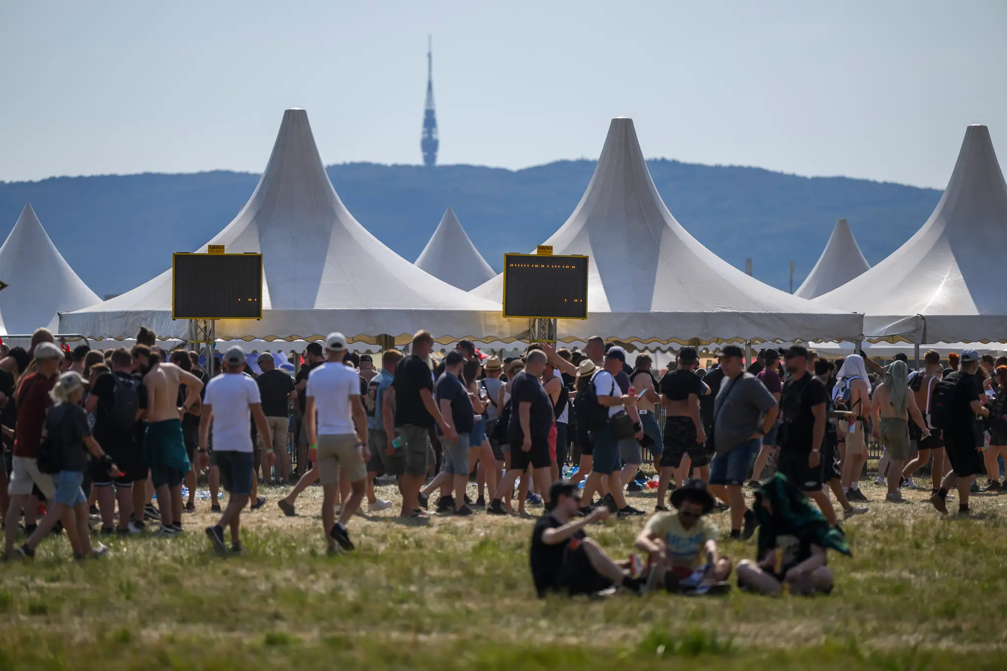 Fanúšikovia počas príchodu na koncert AC/DC.