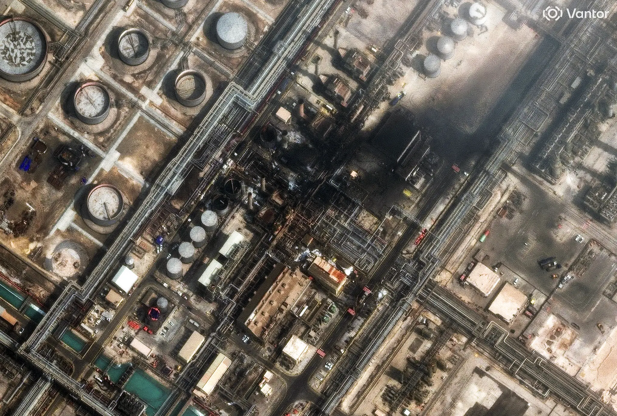 Na satelitnej snímke spoločnosti Vantor dym stúpa po dronovom útoku na jednu z najväčších rafinérií Ras Tanura saudského ropného koncernu Saudi Aramco.