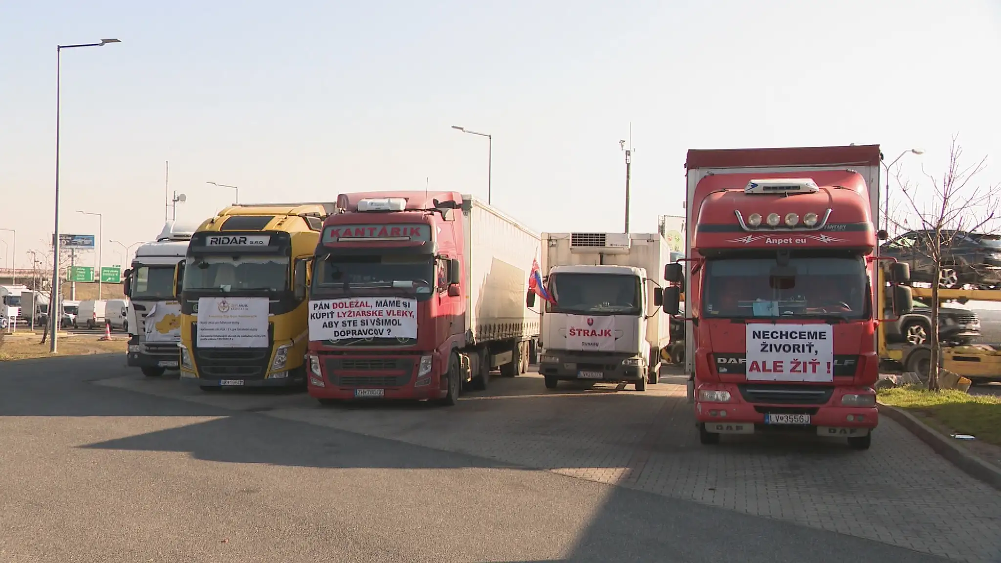 Po štyroch dňoch si dali stopku. Autodopravcovia prechádzajú z hraníc k rokovaciemu stolu