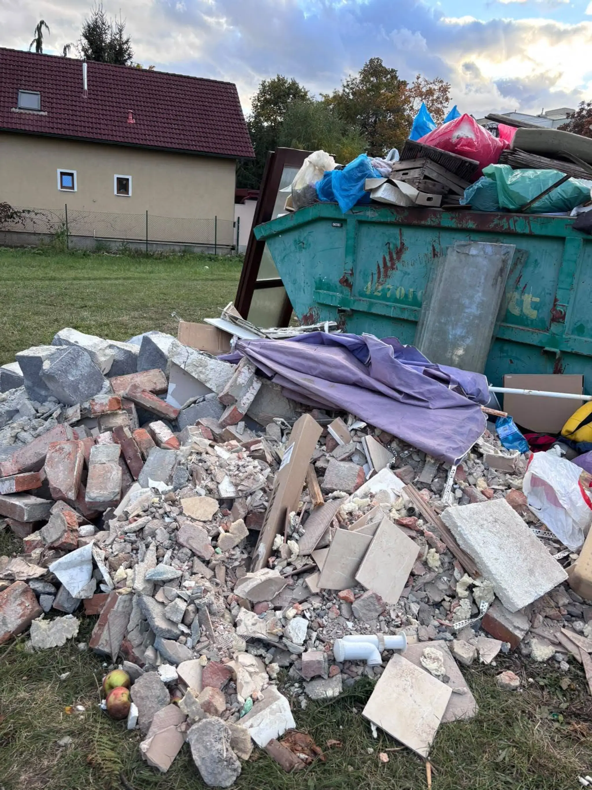 Pri kultúrnom dome v Prievidzi našli suť, spotrebiče aj nábytok.